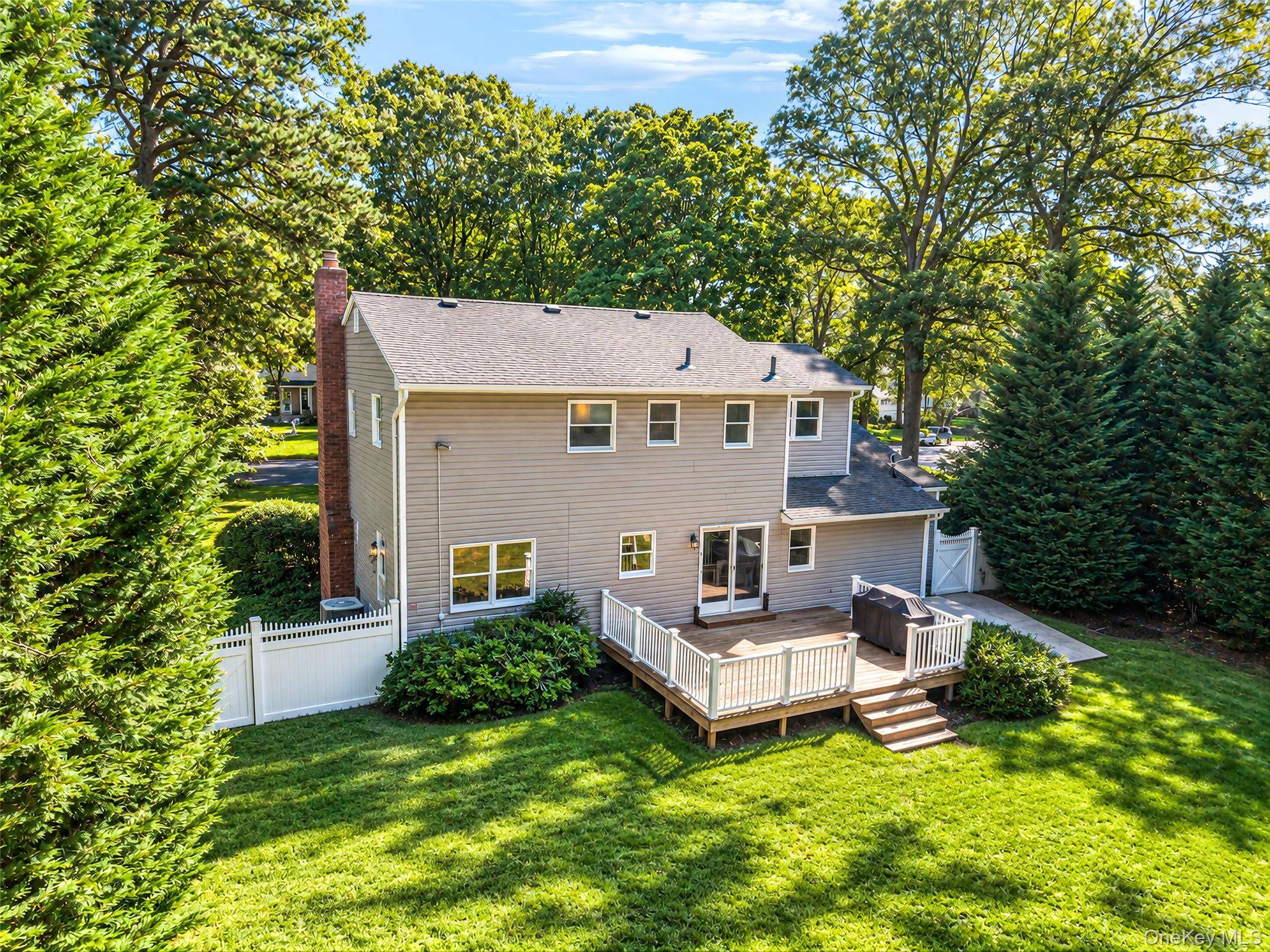 16 Dogwood DR, Smithtown, NY 11787