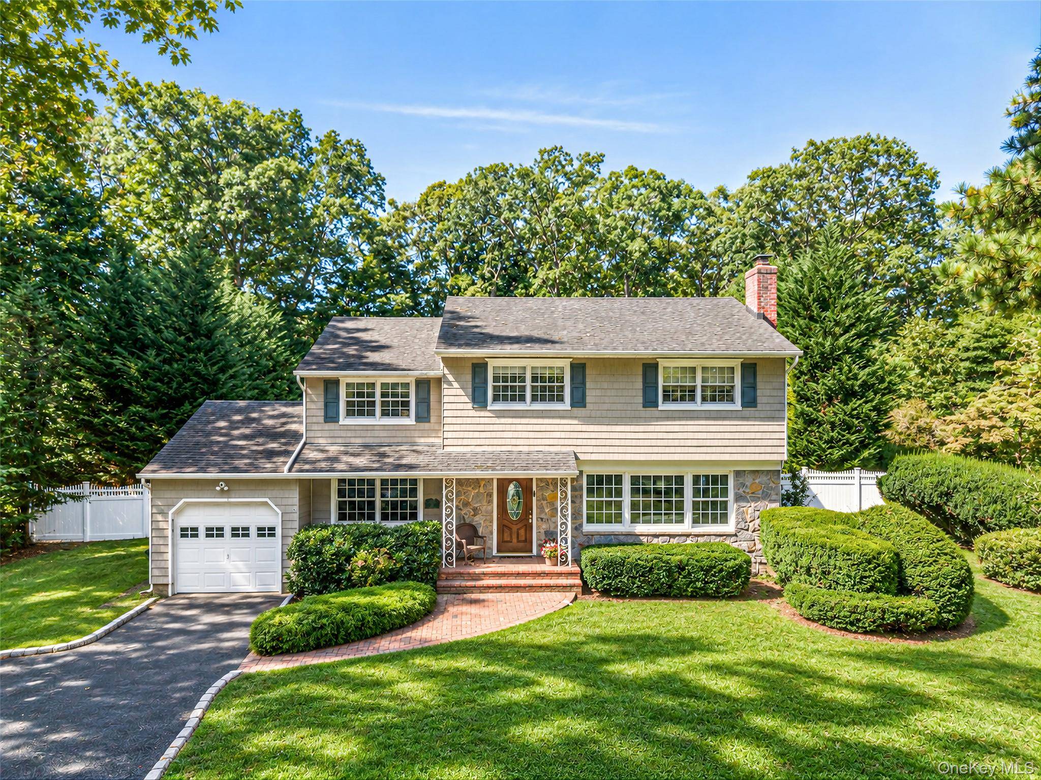 16 Dogwood DR, Smithtown, NY 11787