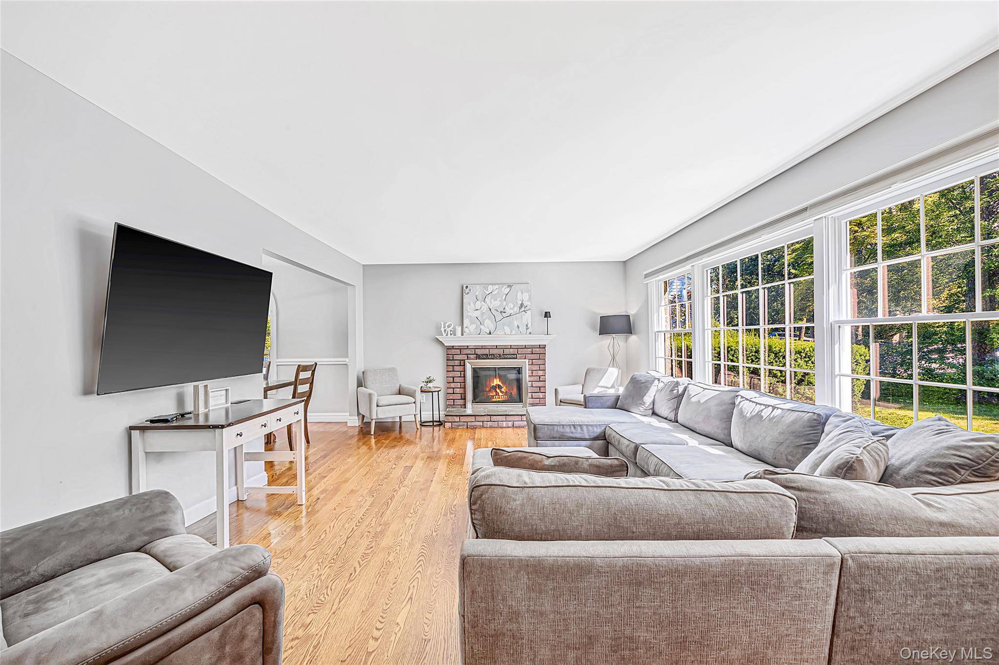16 Dogwood DR, Smithtown, NY 11787