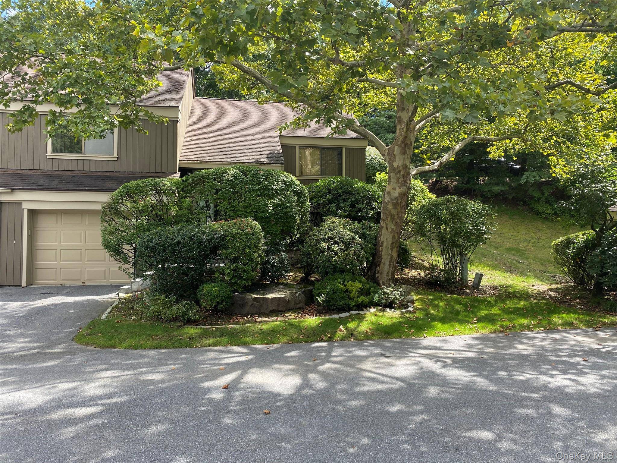 558 Heritage Hills DR #B, Somers, NY 10589