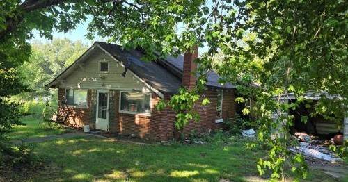 2203 Upchurch ST, Eldorado, IL 62930