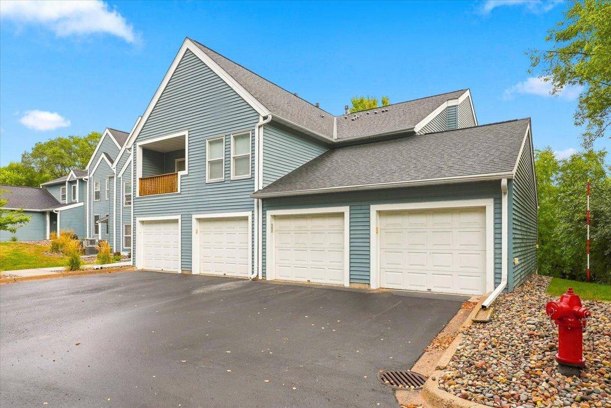 1381 Berry Ridge RD #404, Eagan, MN 55123