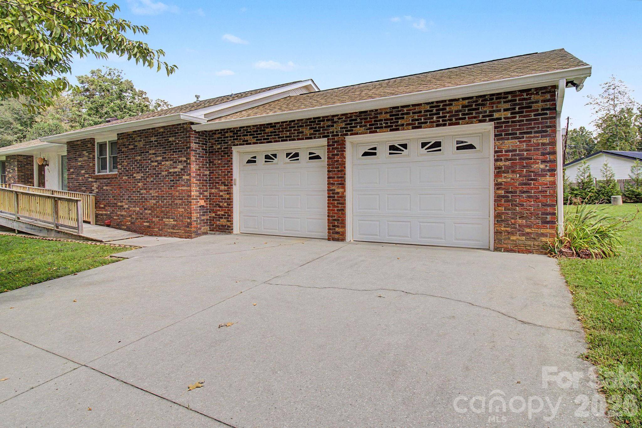230 Blythewood DR, Hendersonville, NC 28792