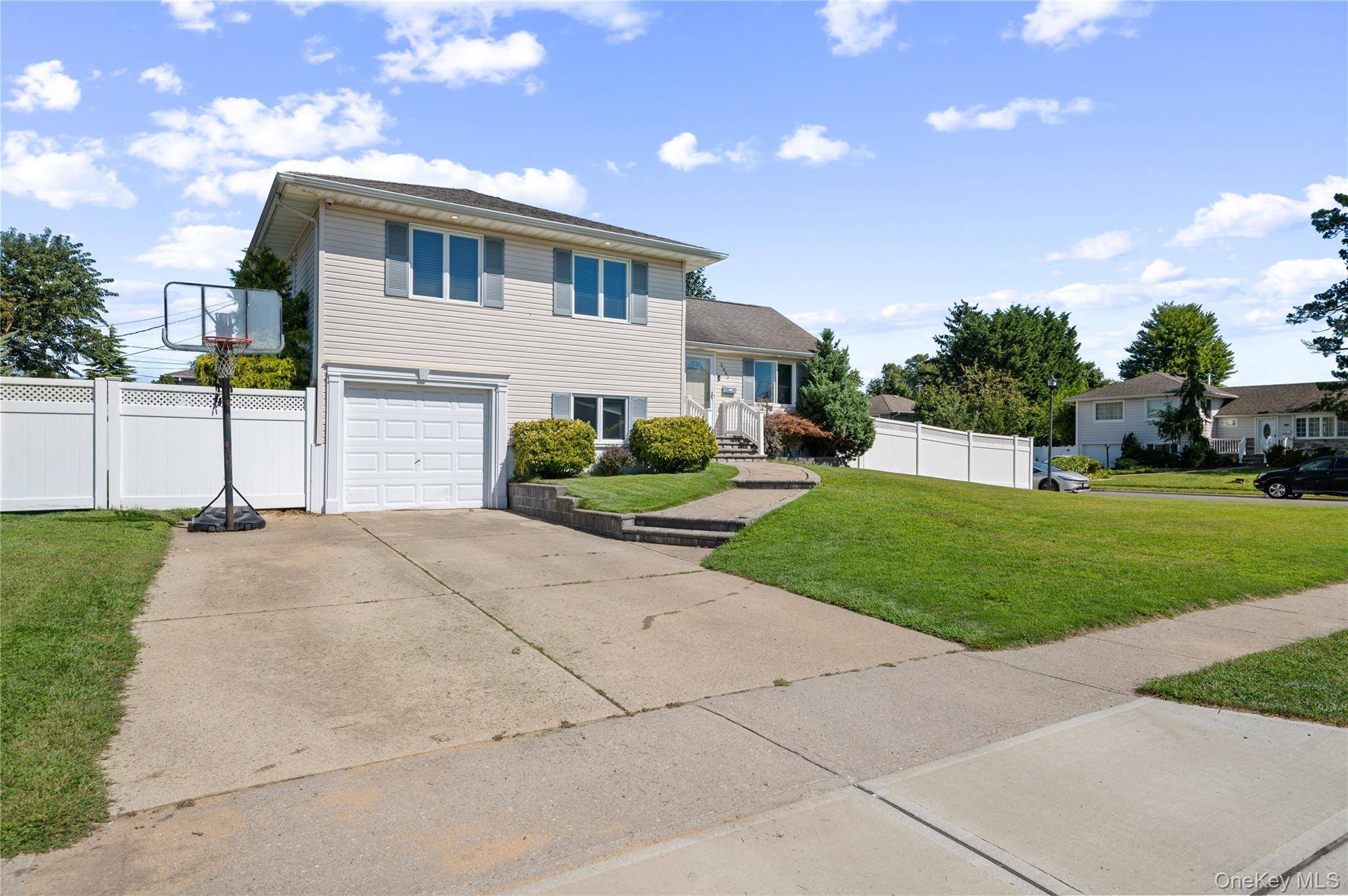 3993 Bernice RD, Seaford, NY 11783