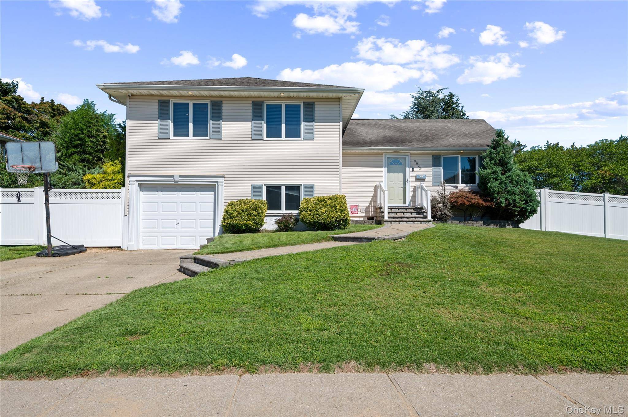 3993 Bernice RD, Seaford, NY 11783