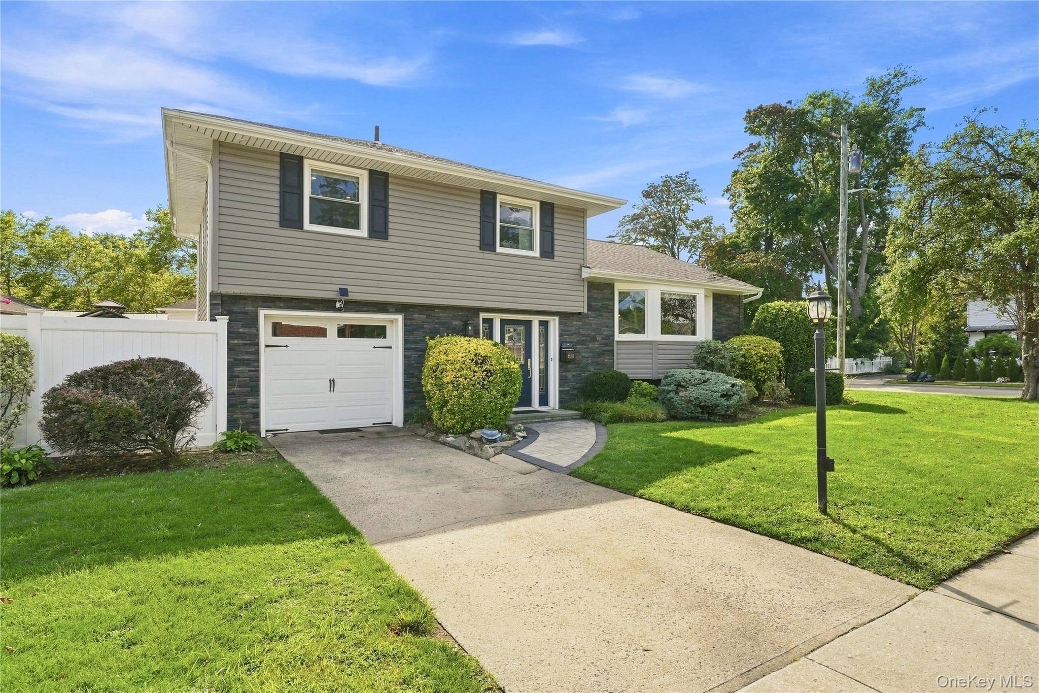 614 Pine LN, East Meadow, NY 11554