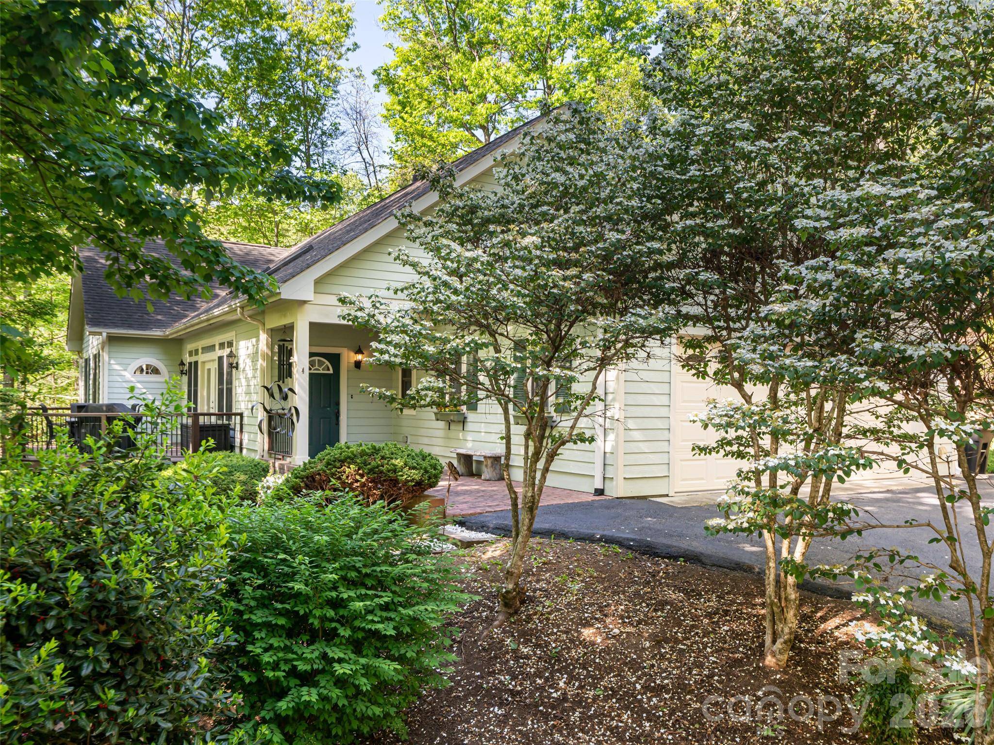 4 Dogwood Glen CIR, Etowah, NC 28729