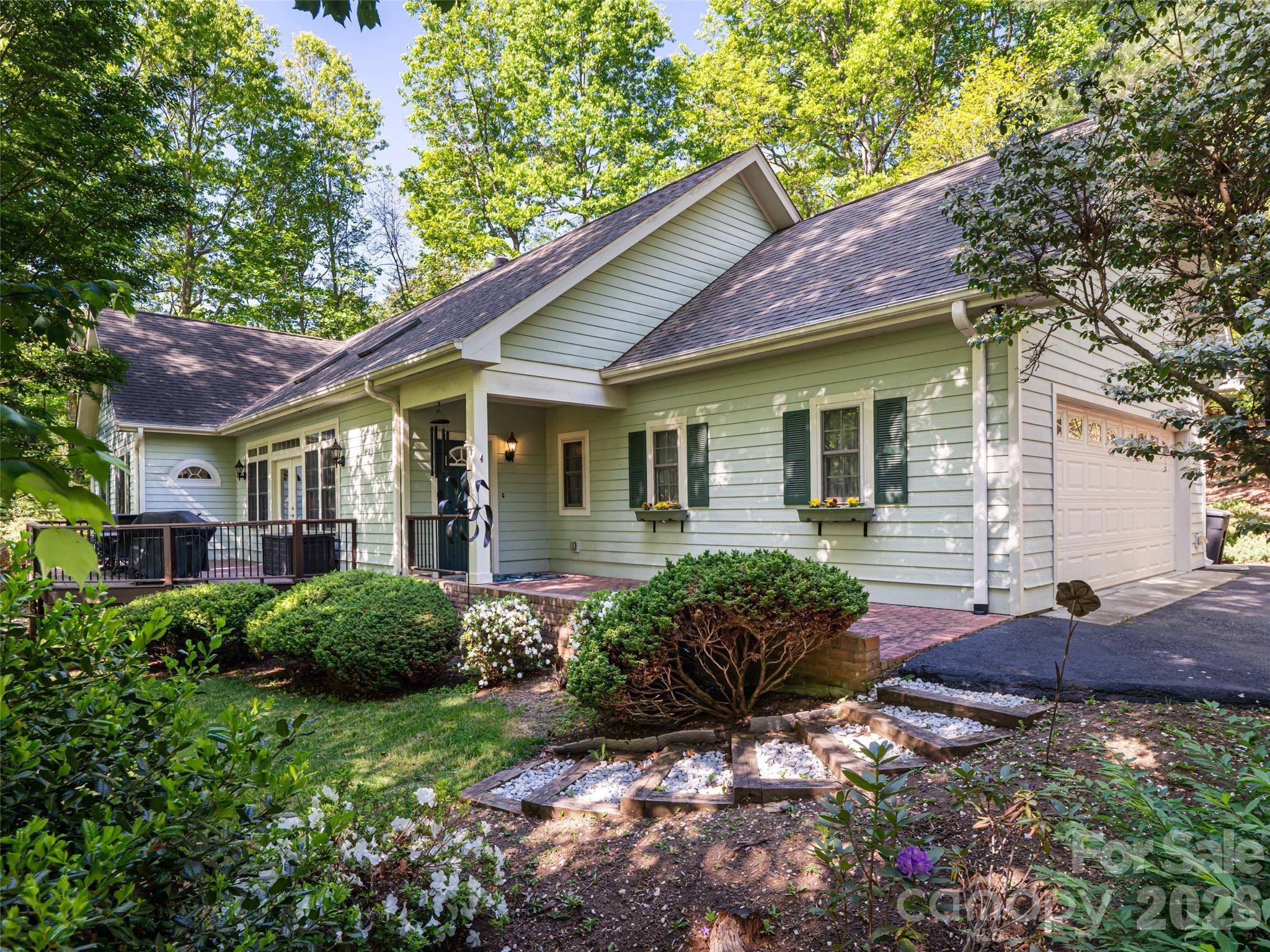 4 Dogwood Glen CIR, Etowah, NC 28729