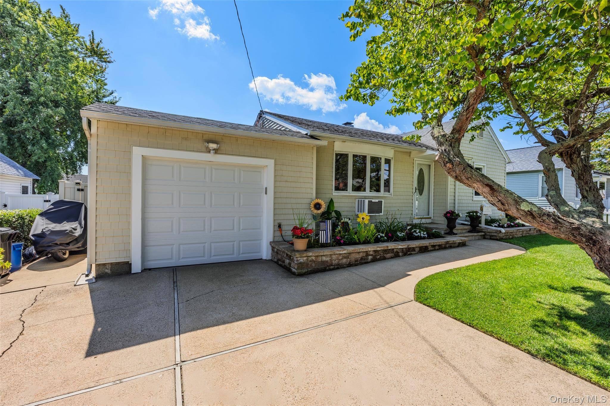 148 Birs AVE, Lindenhurst, NY 11757