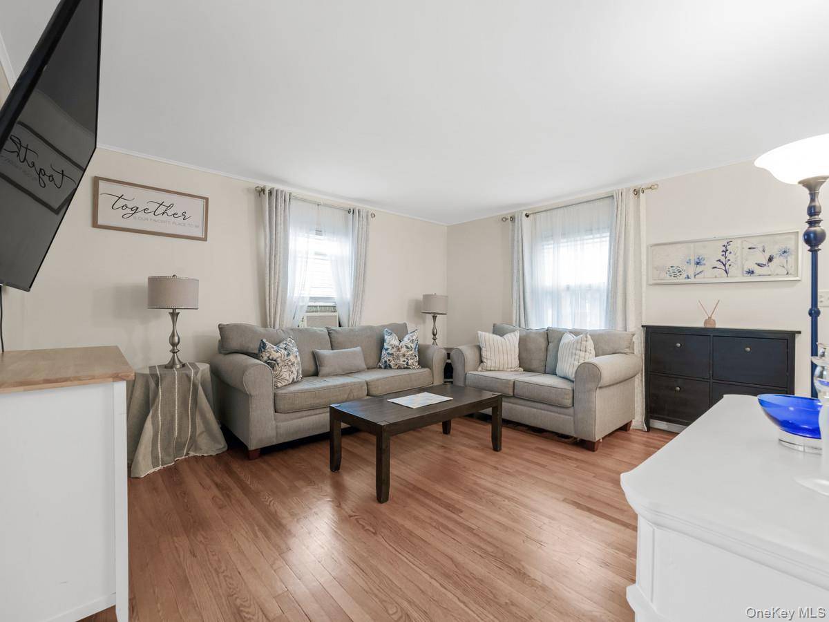 82-18 266th ST, Glen Oaks, NY 11004