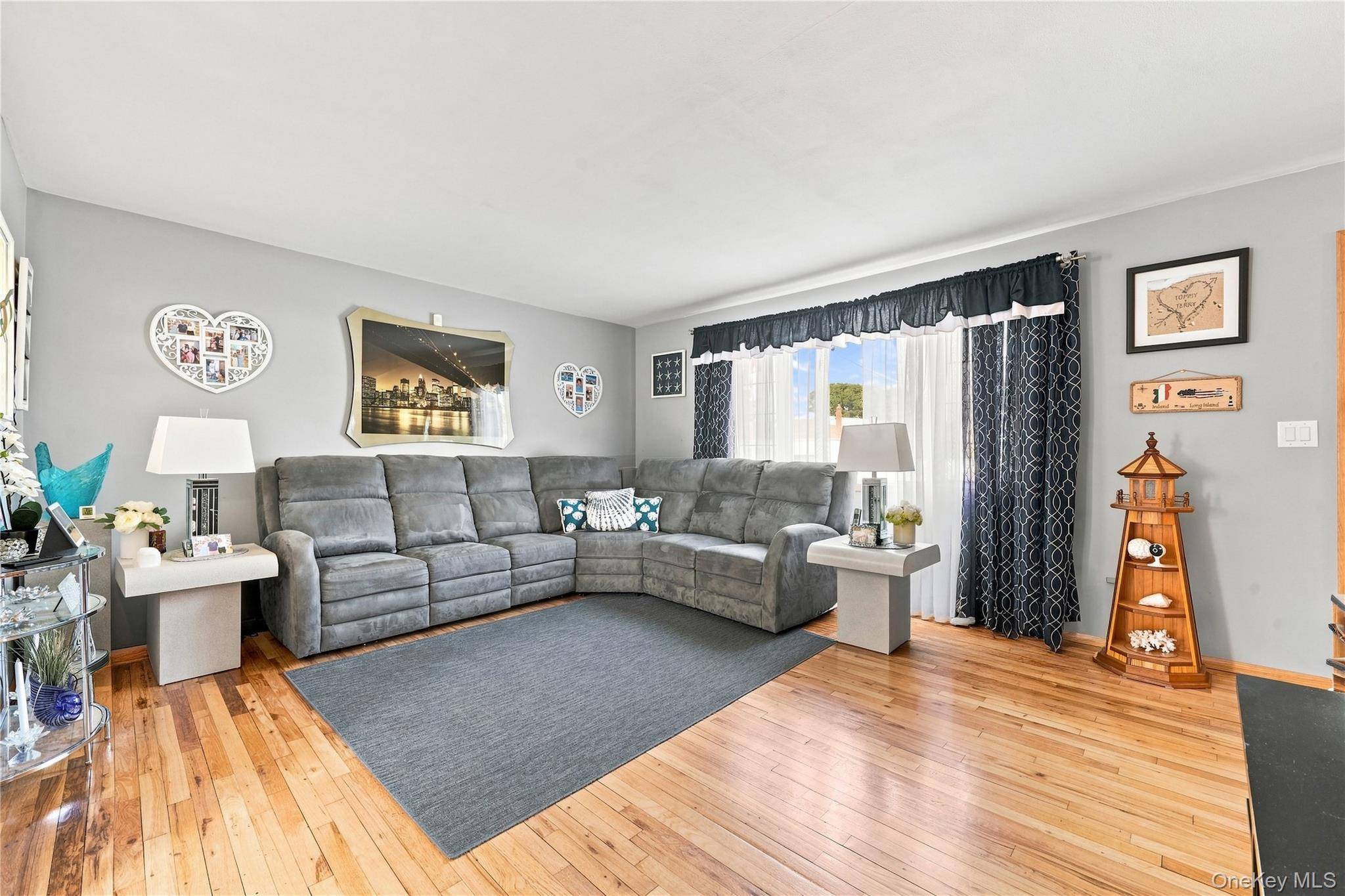 310 Audley CT, Copiague, NY 11726