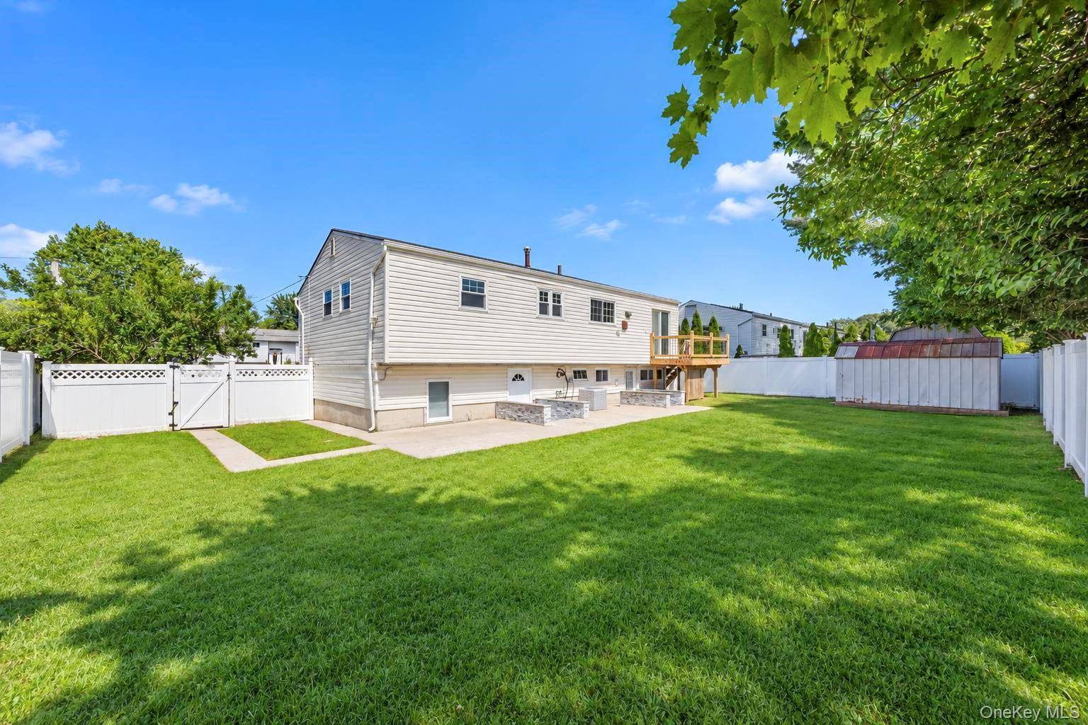 16 Berkeley AVE, Selden, NY 11784