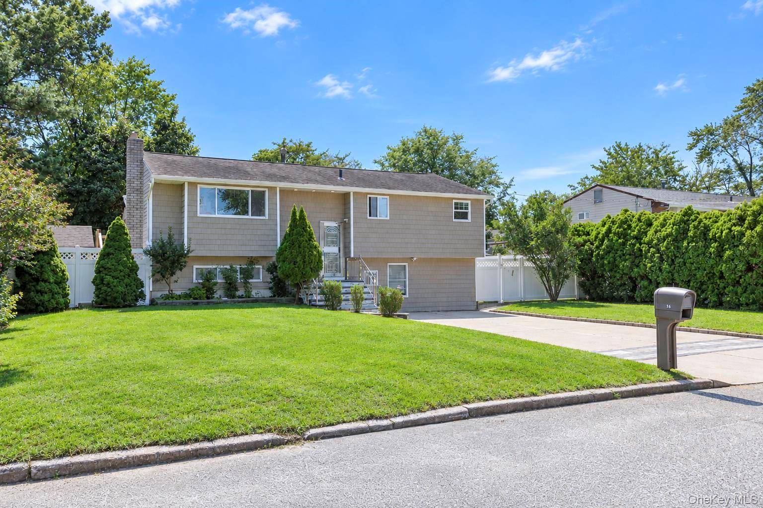 16 Berkeley AVE, Selden, NY 11784