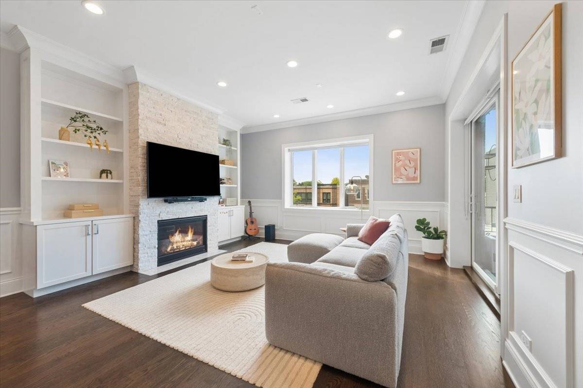 4802 N Bell AVE #301, Chicago, IL 60625