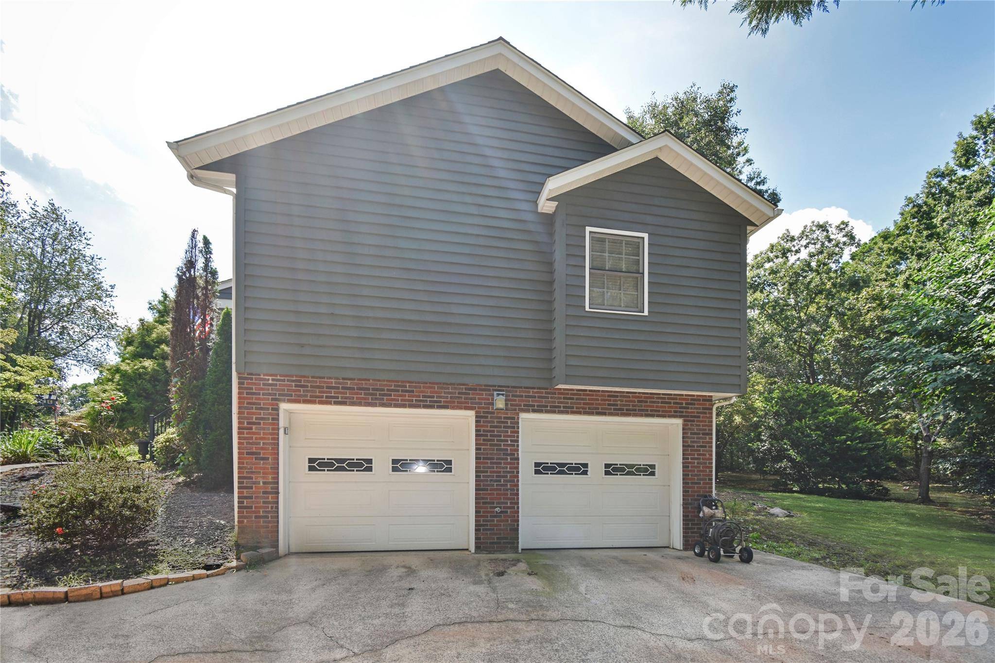 1861 Plaza DR, Hickory, NC 28602