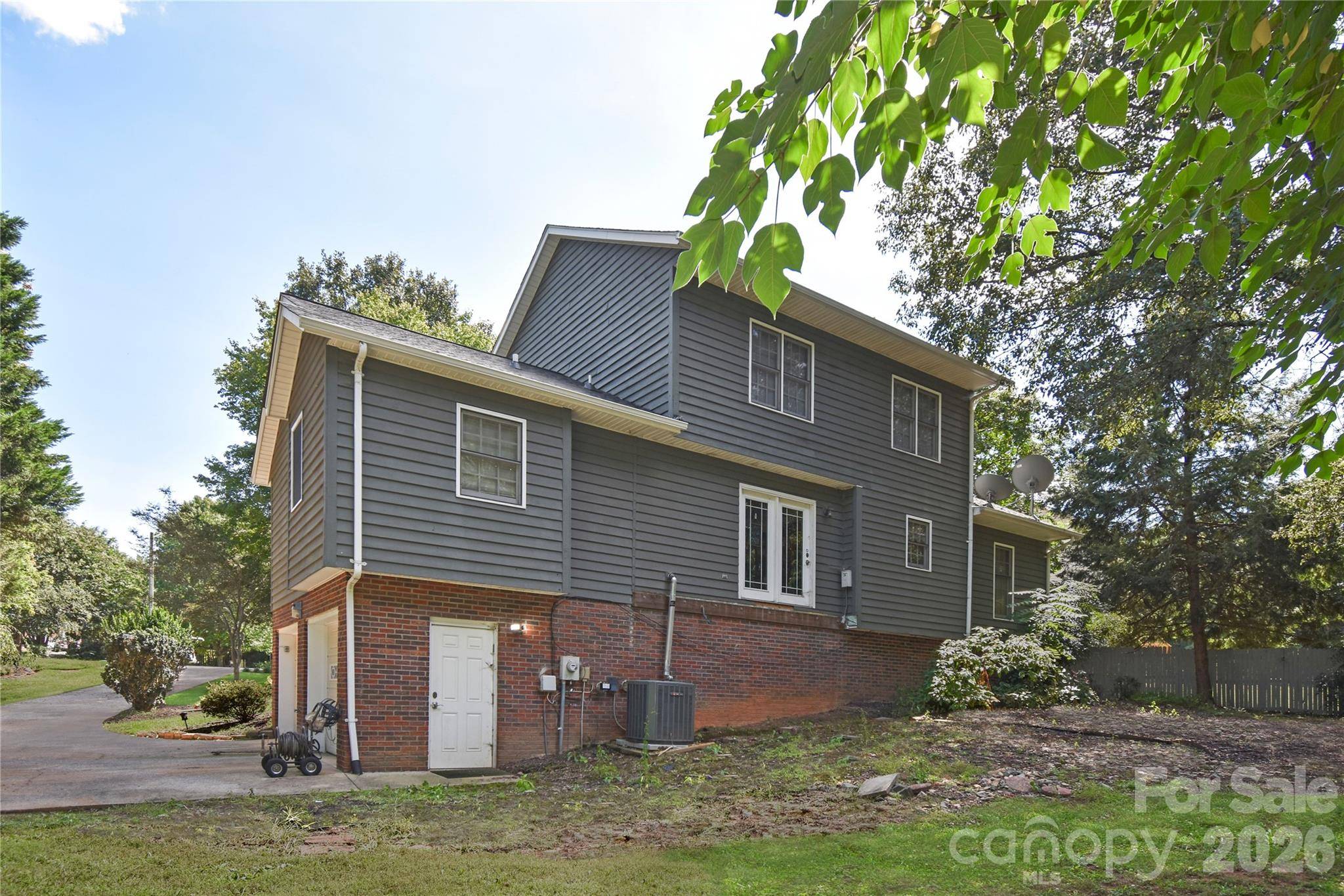 1861 Plaza DR, Hickory, NC 28602