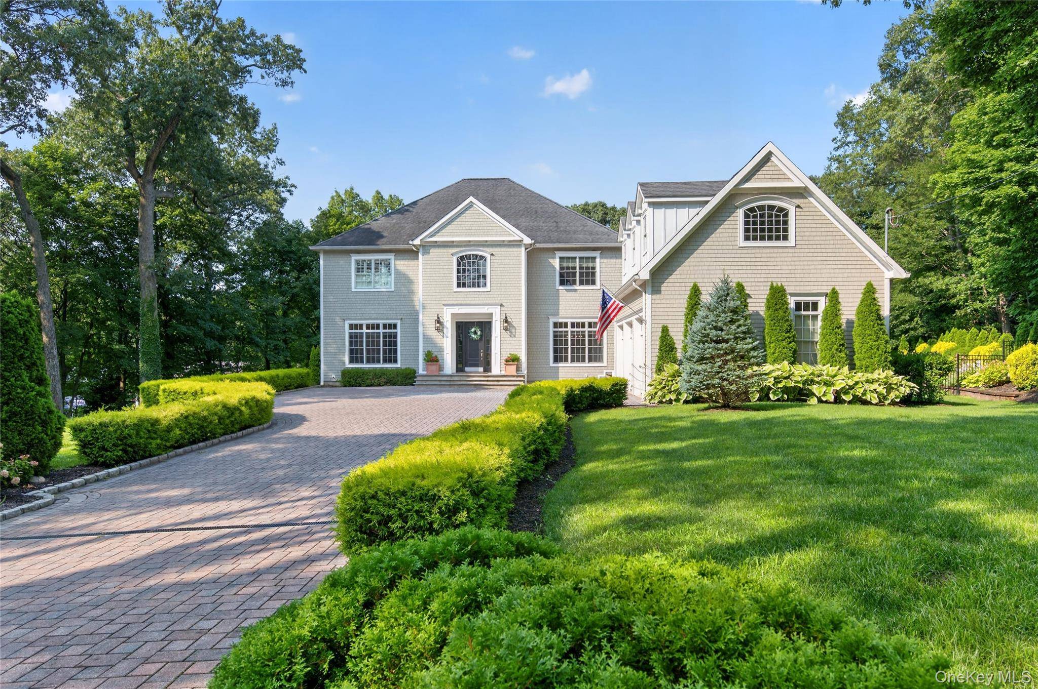 15 Thorman LN, Huntington, NY 11743