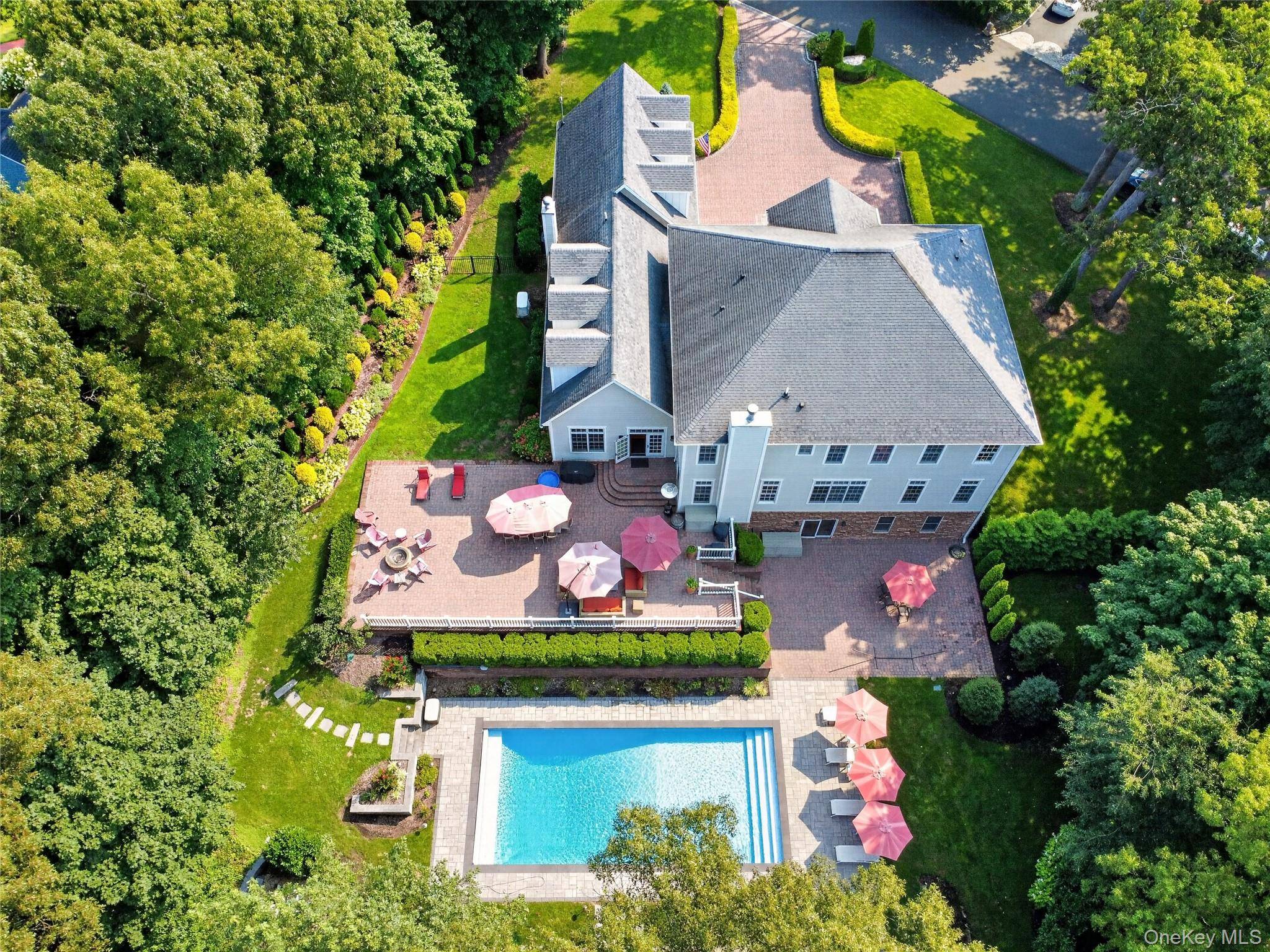 15 Thorman LN, Huntington, NY 11743