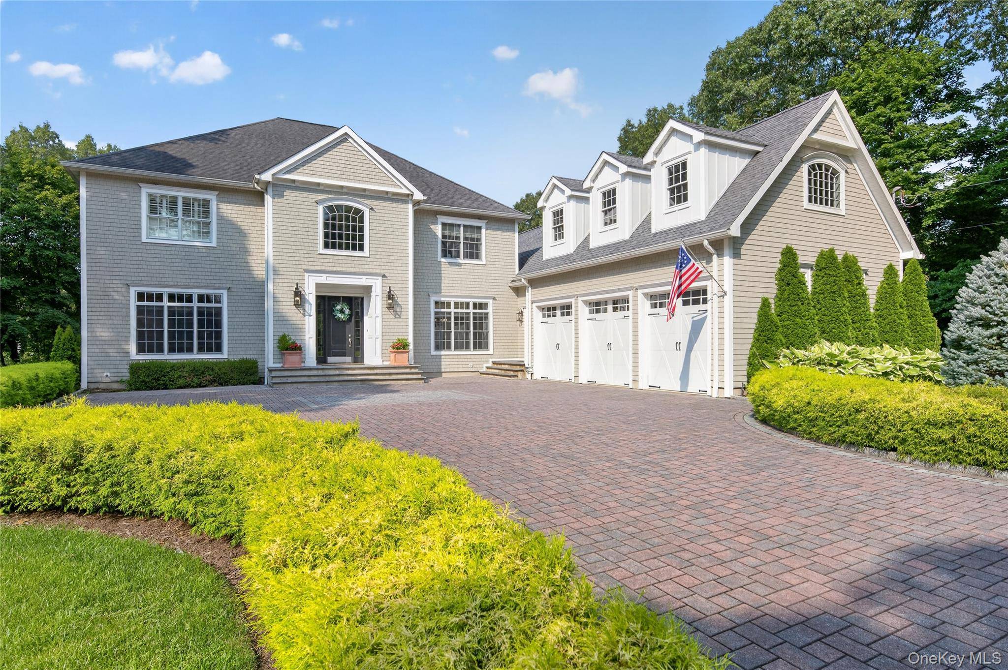 15 Thorman LN, Huntington, NY 11743