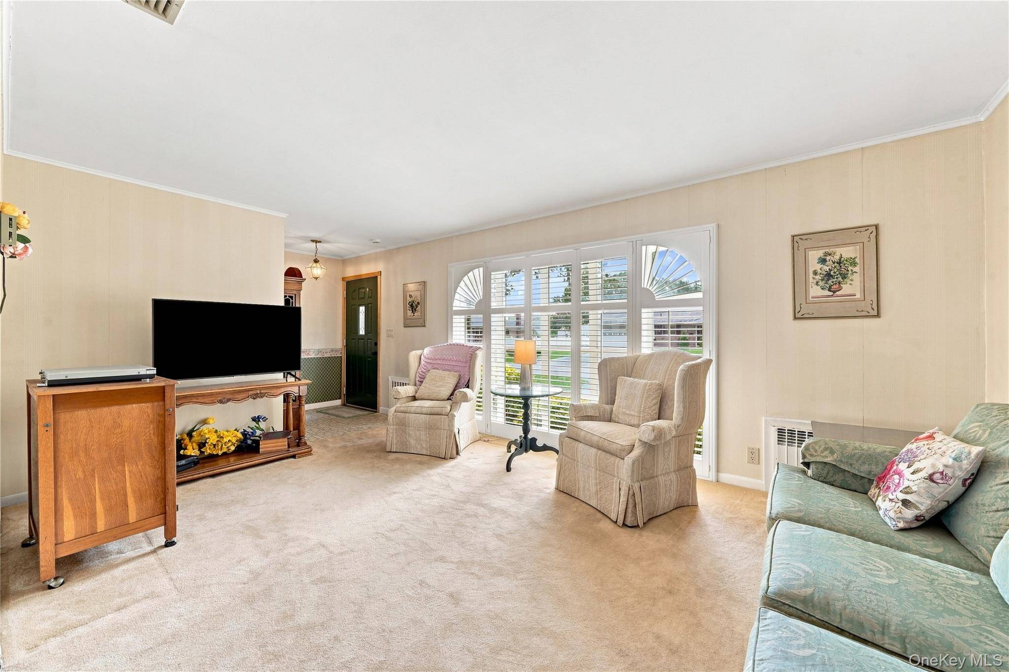 23 Roy AVE, West Islip, NY 11795
