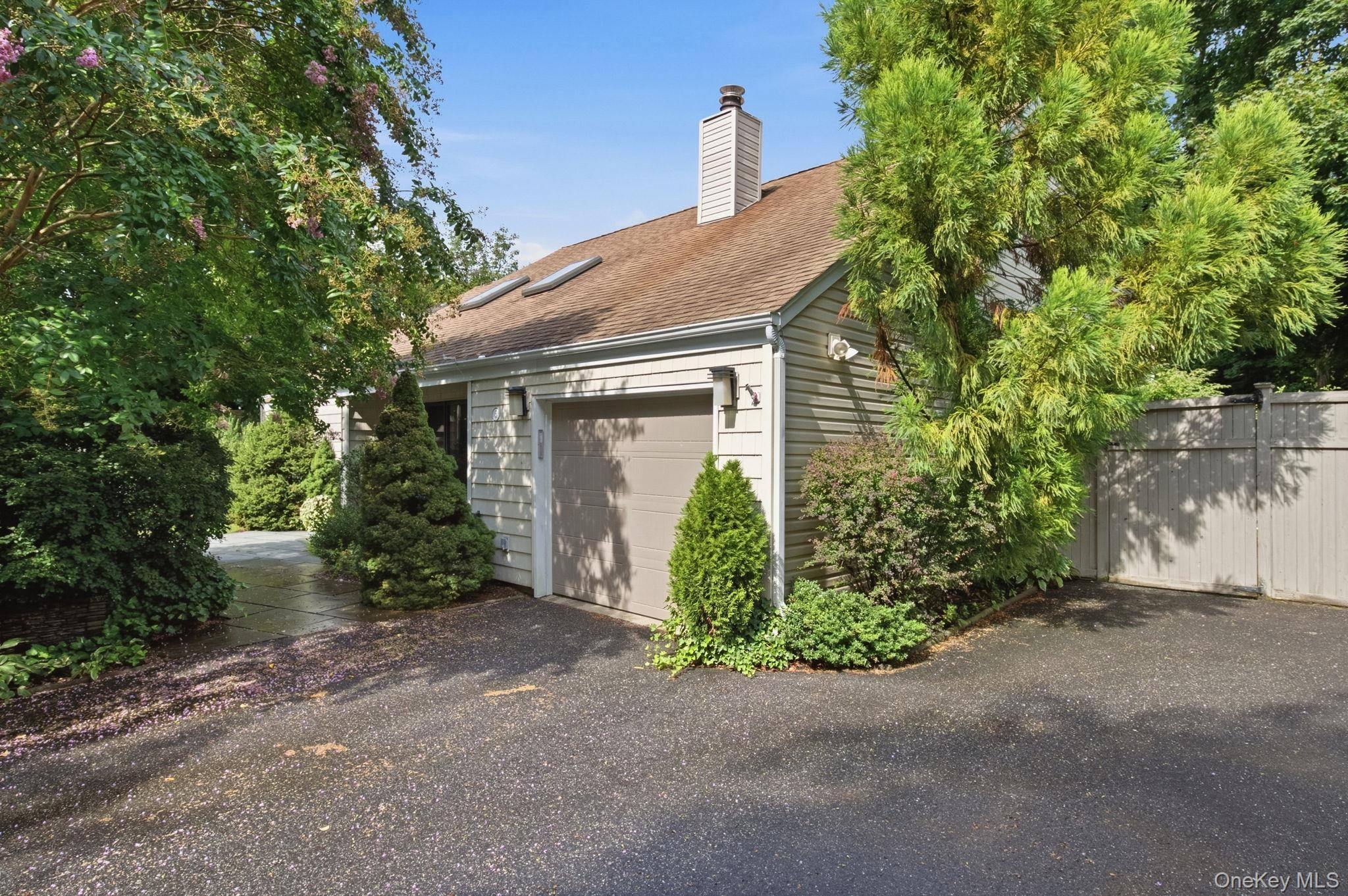 5 Highridge DR, Huntington, NY 11743