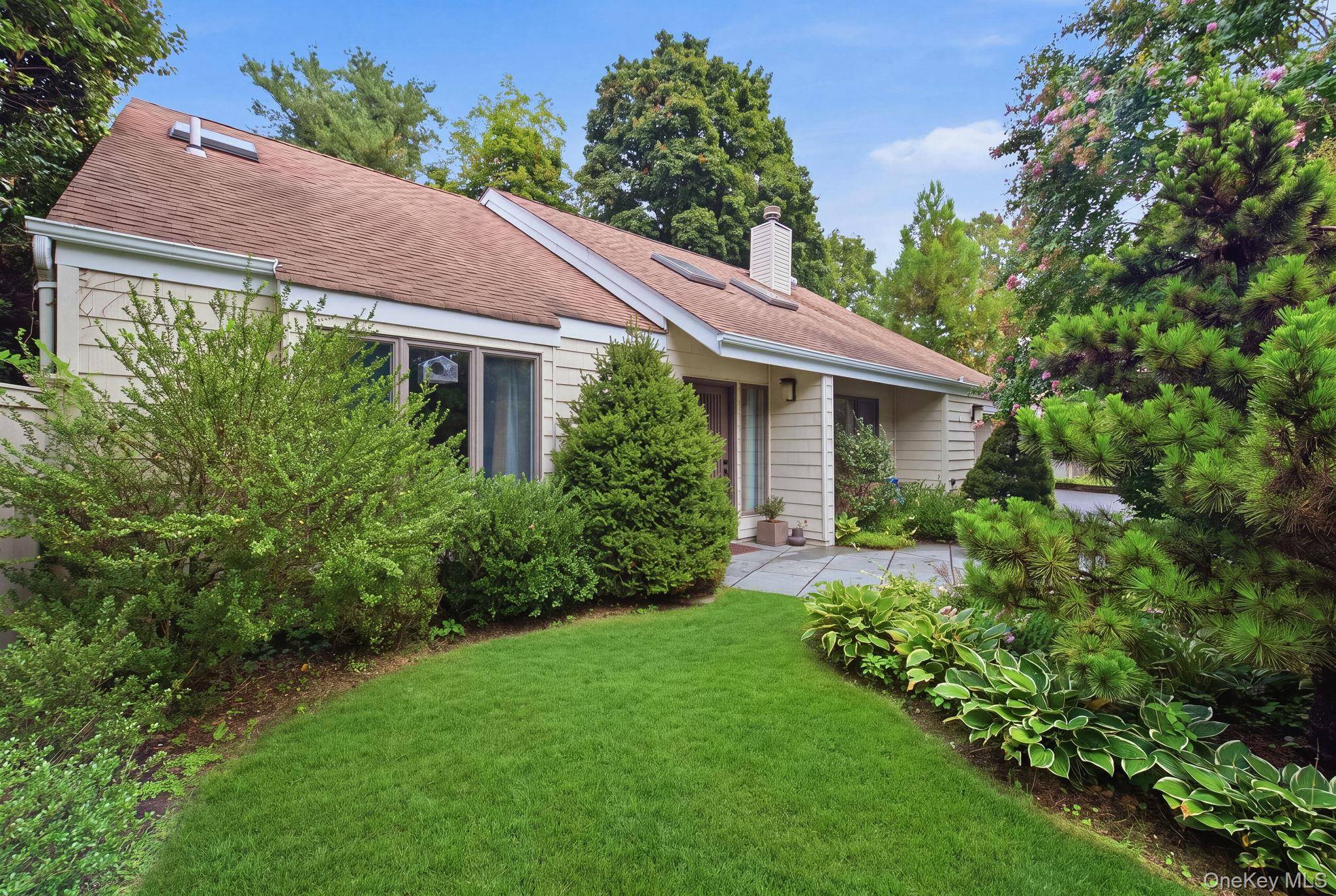 5 Highridge DR, Huntington, NY 11743
