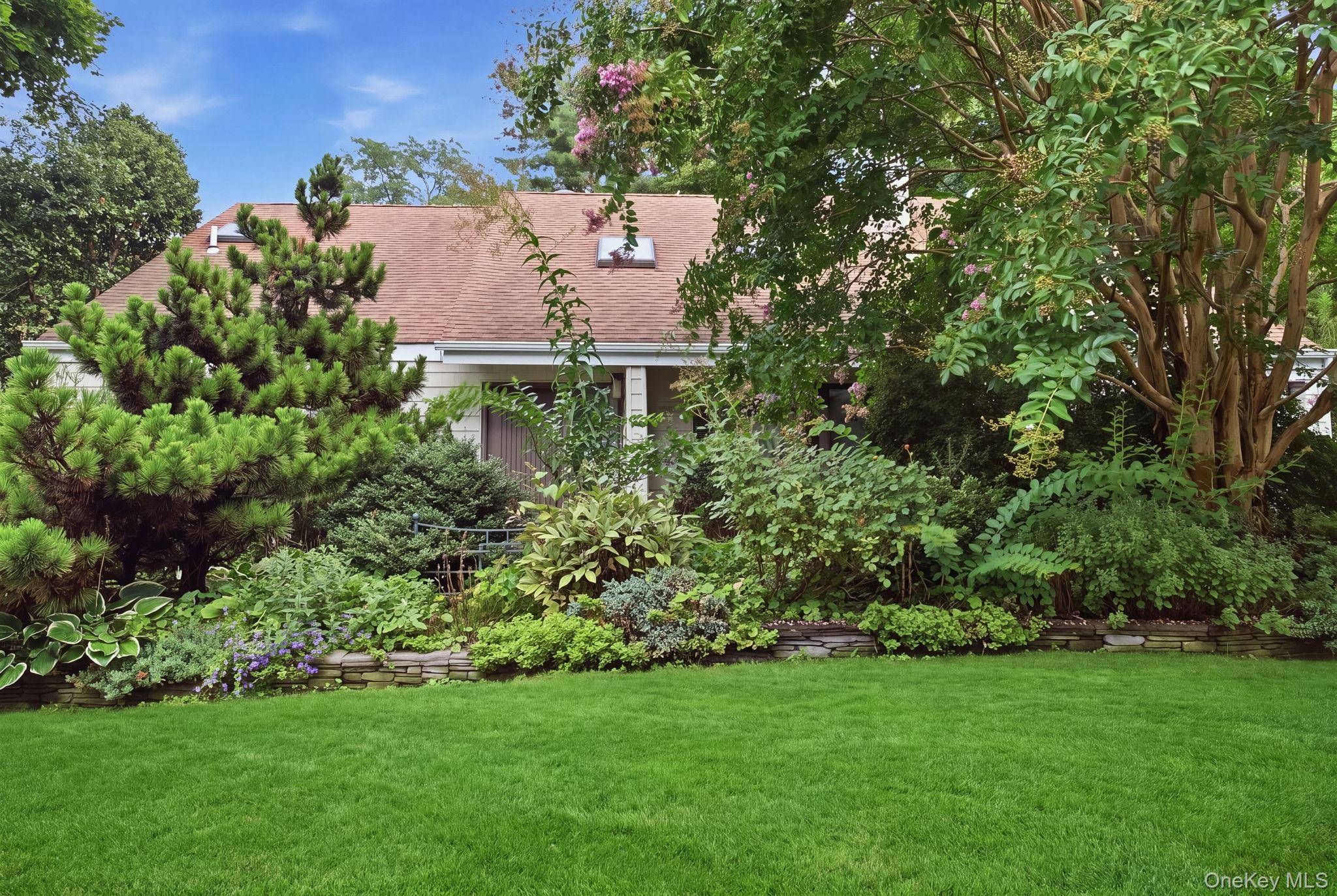 5 Highridge DR, Huntington, NY 11743