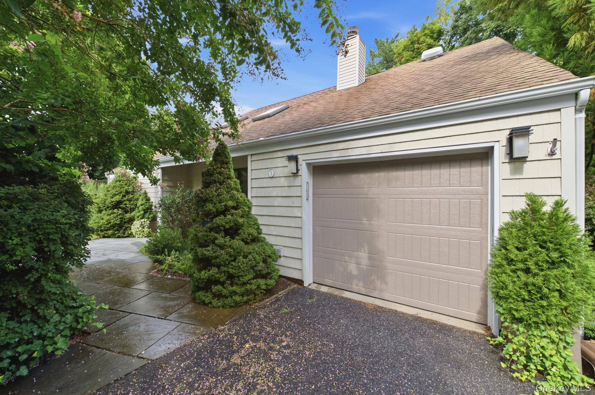 5 Highridge DR, Huntington, NY 11743