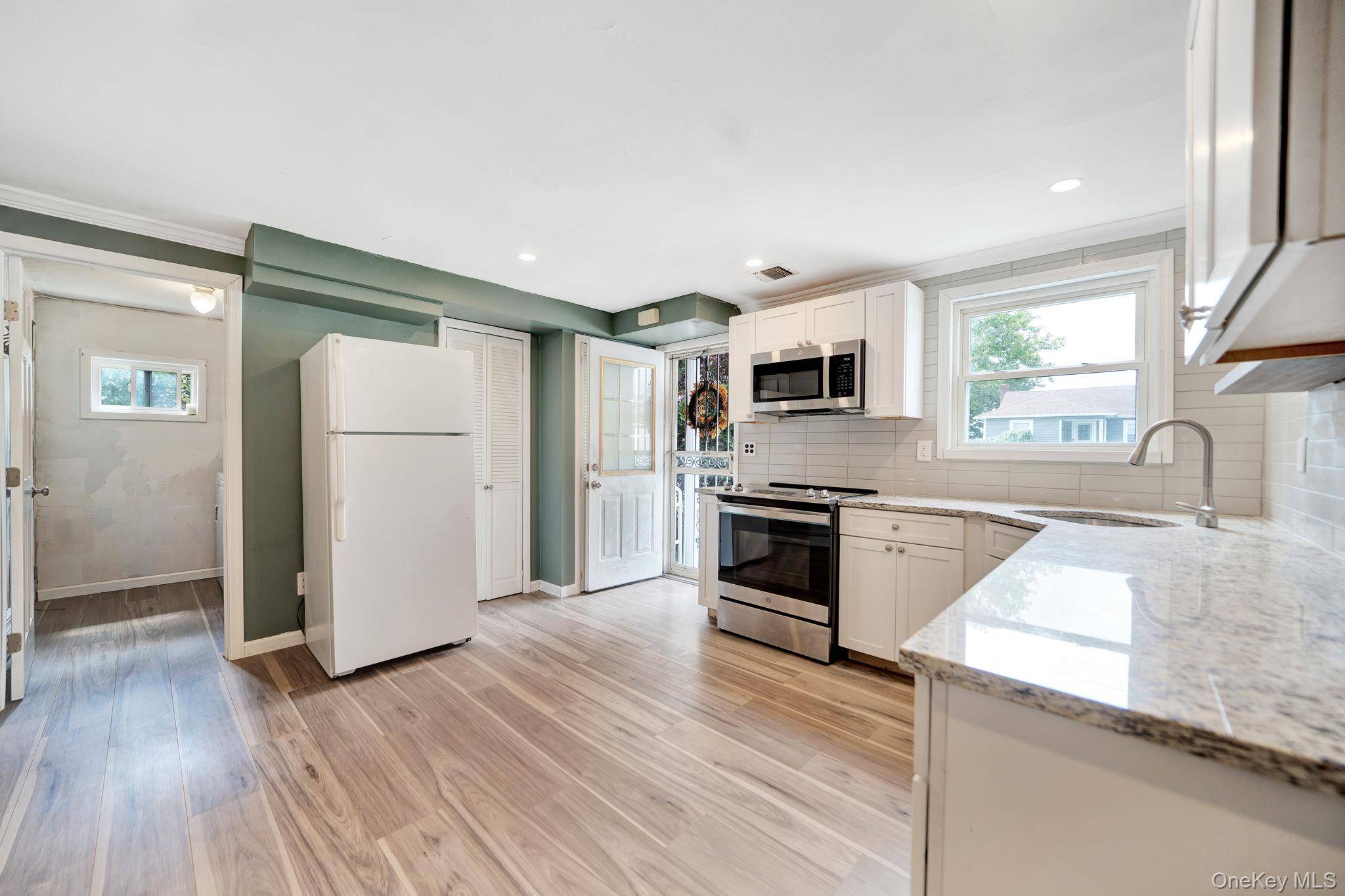 285 N Oak ST, Massapequa, NY 11758