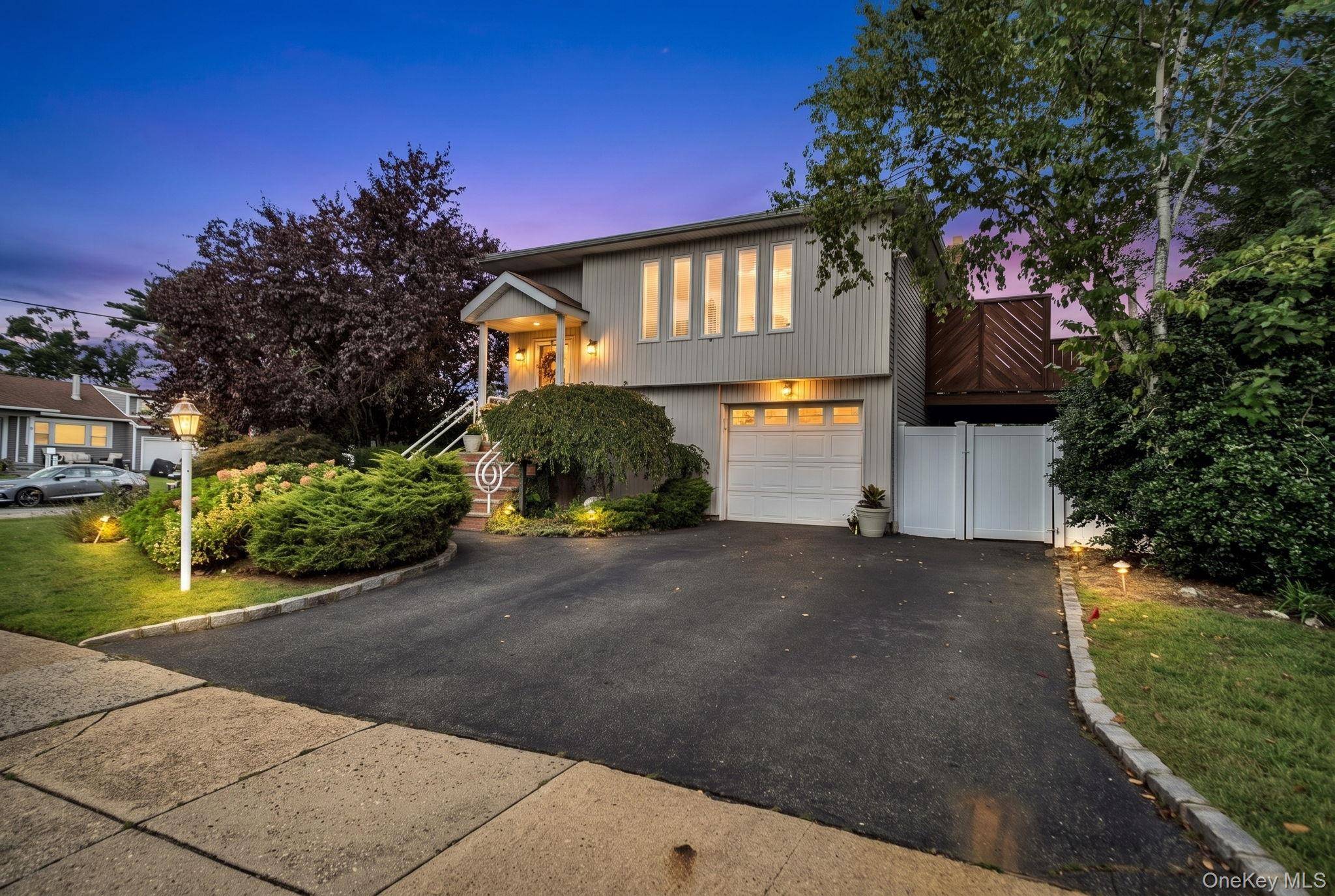 285 N Oak ST, Massapequa, NY 11758