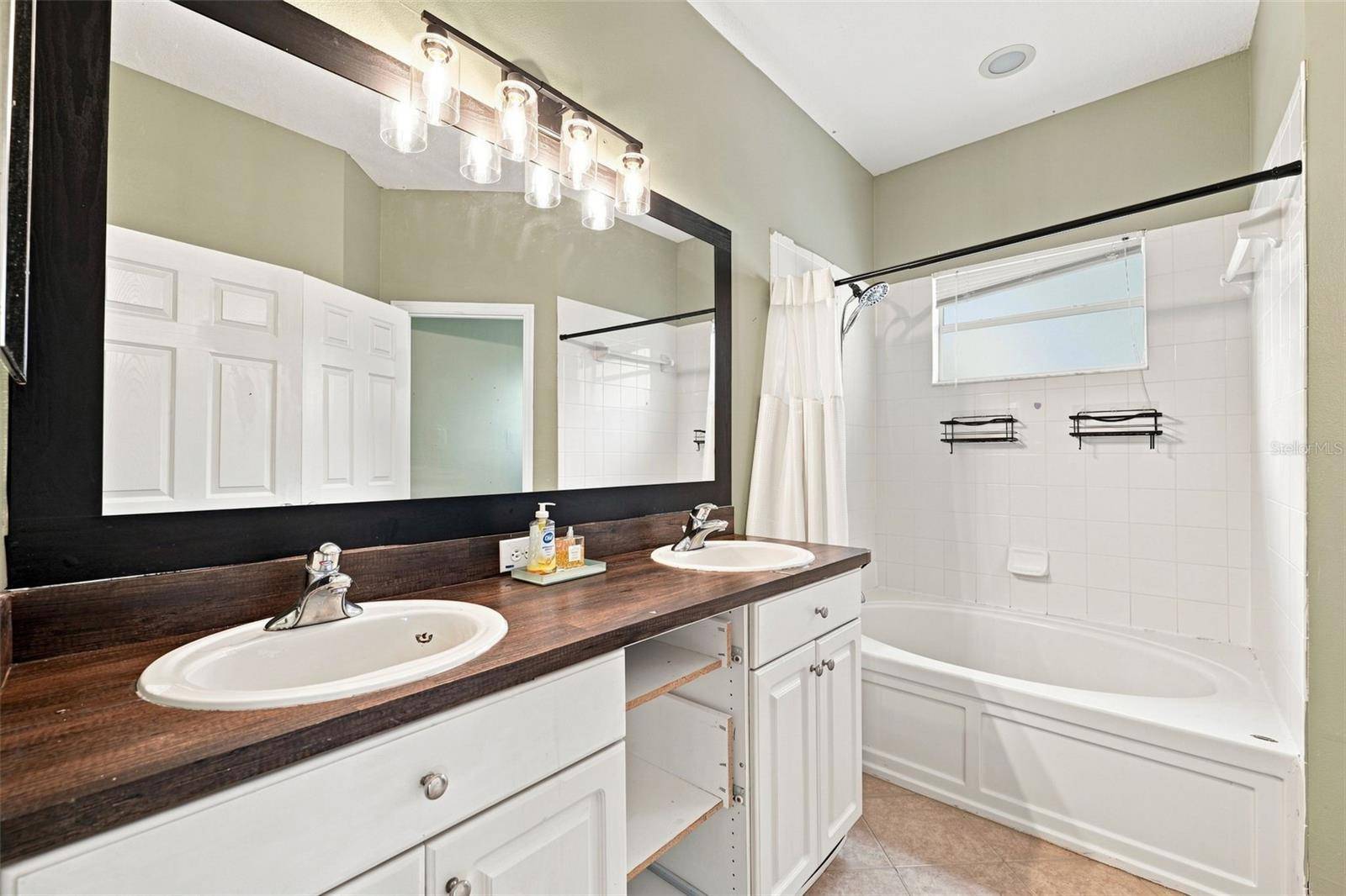 8814 SOUTHERN CHARM CIR, Brooksville, FL 34613