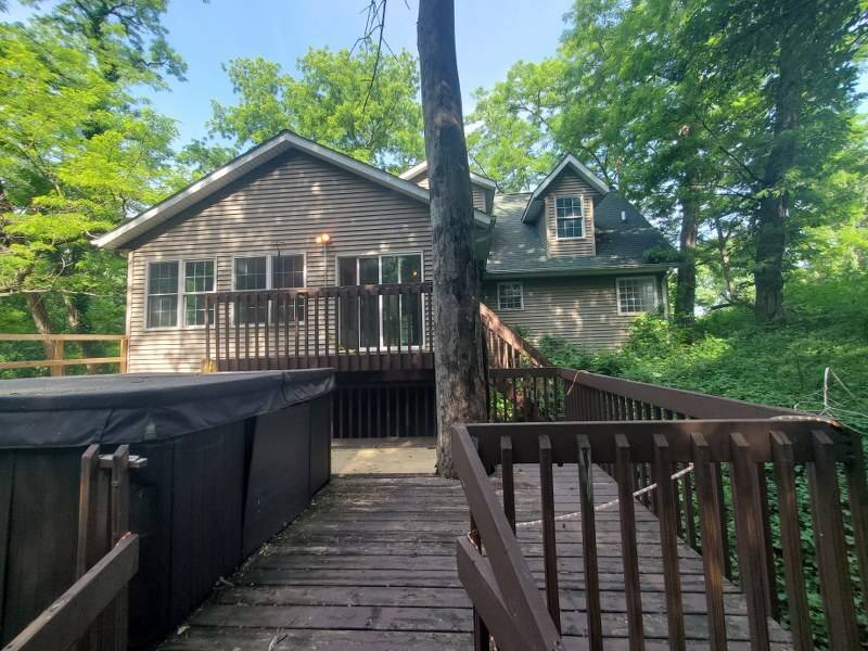 945 Waverly RD, Davenport, IA 52804