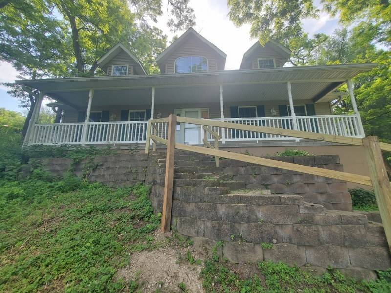945 Waverly RD, Davenport, IA 52804