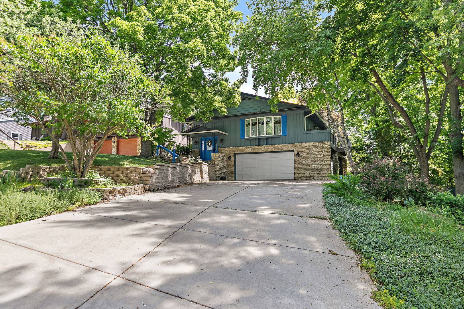 2 Summit AVE, East Dundee, IL 60118