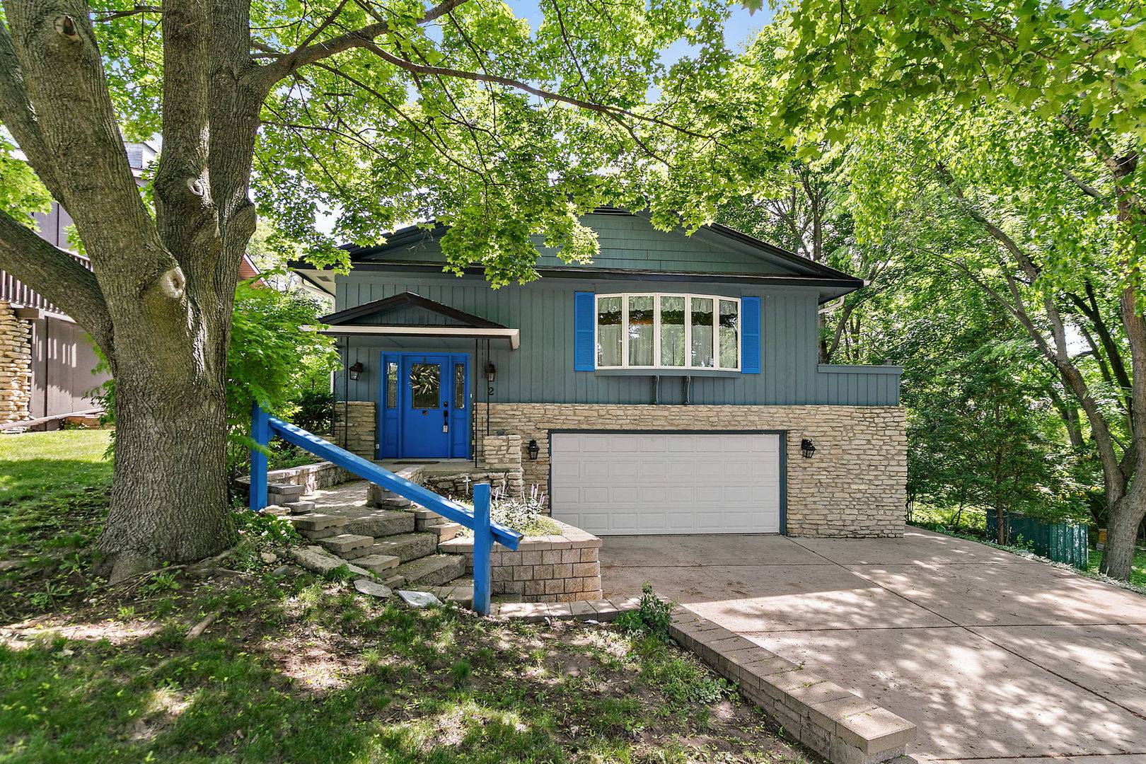 2 Summit AVE, East Dundee, IL 60118