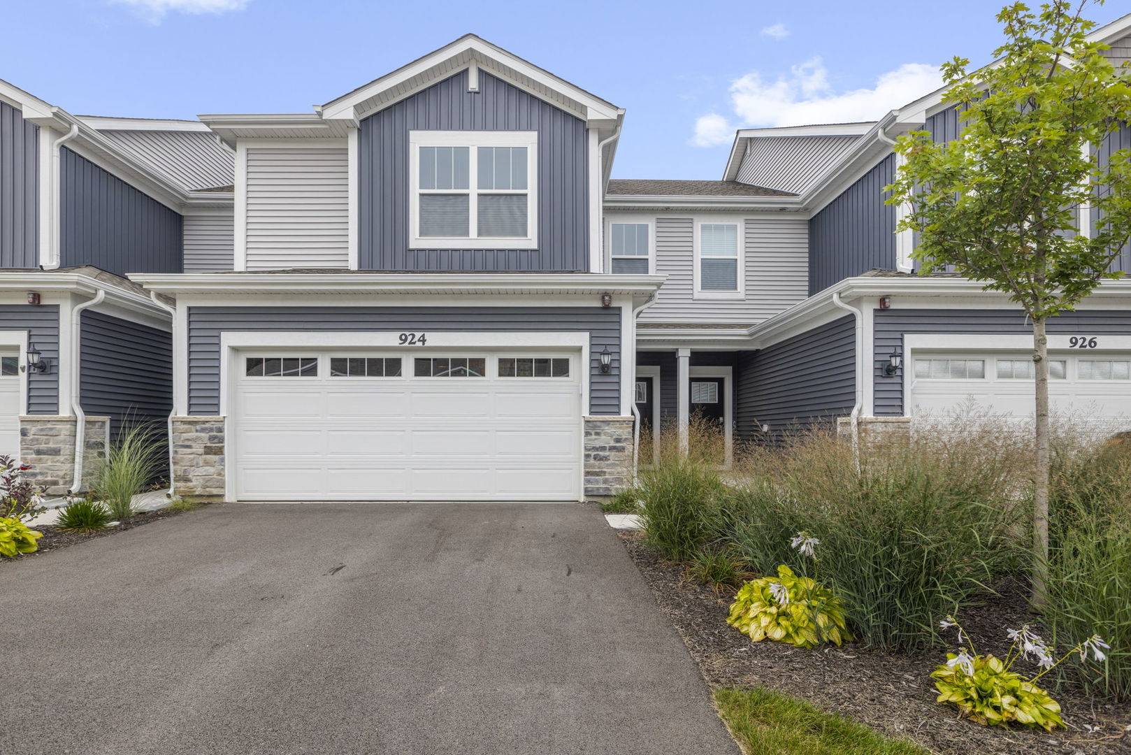 924 Shagbark LN, West Dundee, IL 60118
