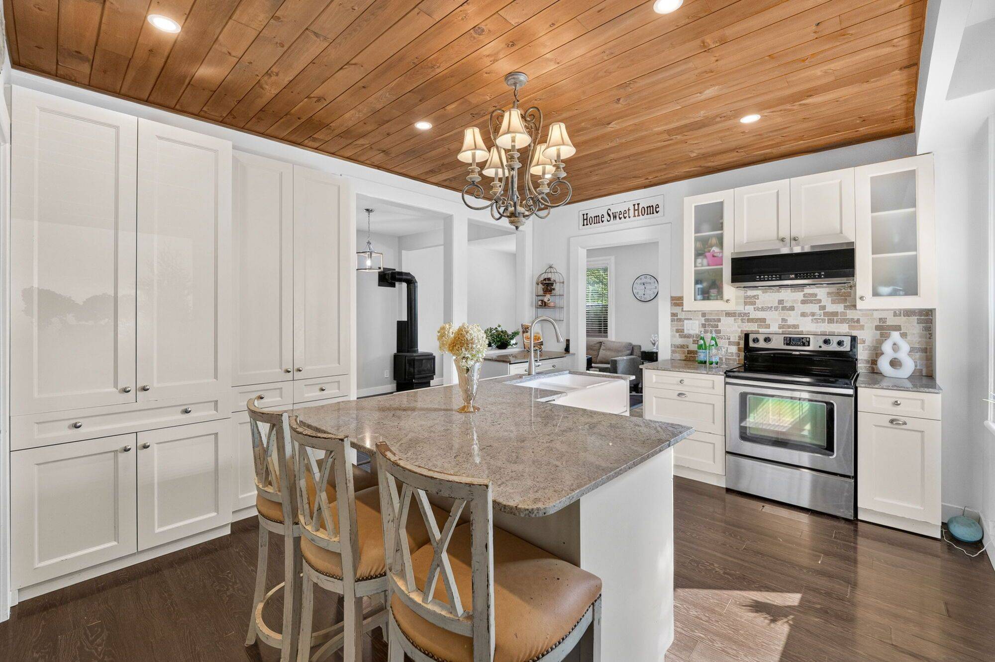 98 Essa ST, Bradford West Gwillimbury, ON L3Z 1P4