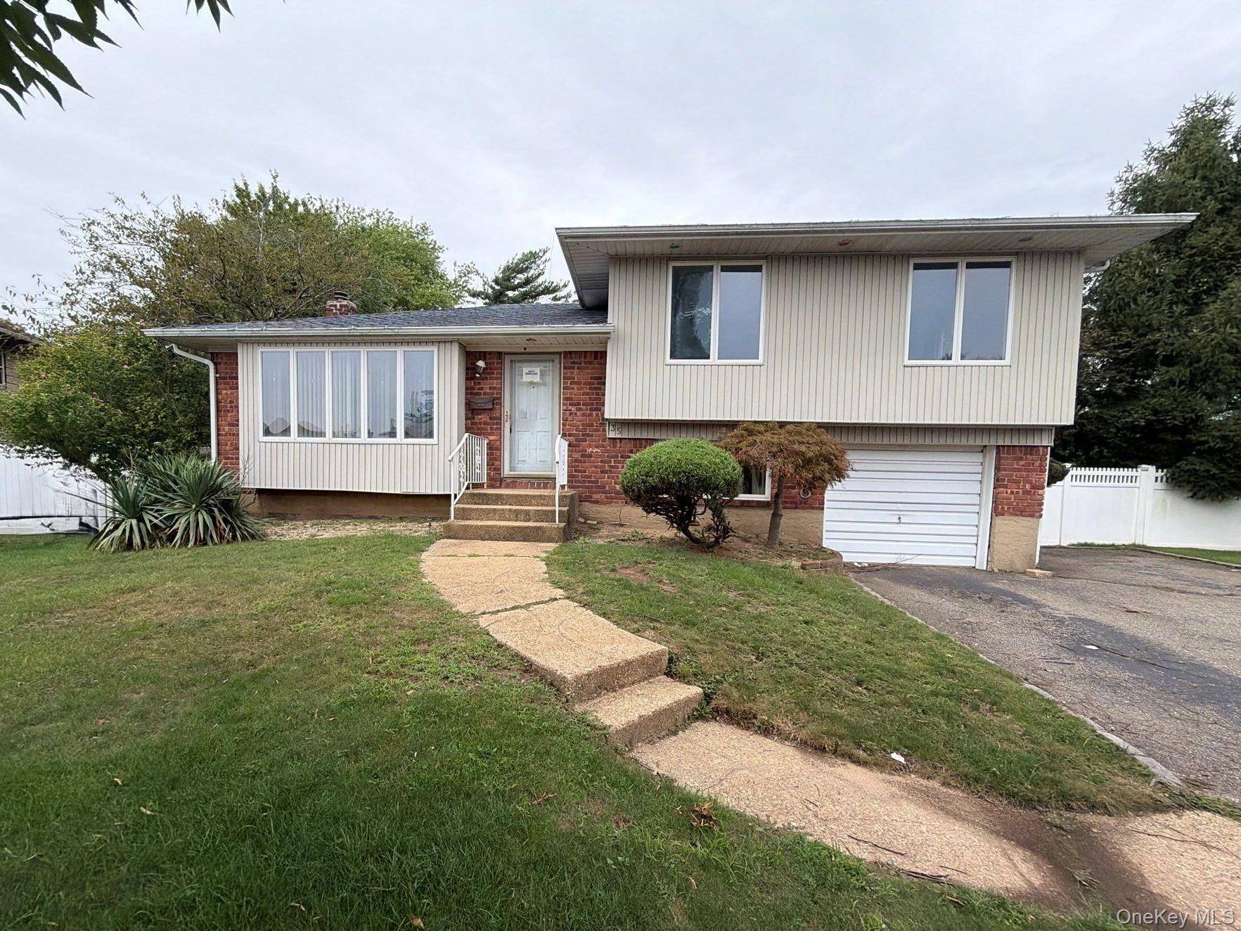 35 Eagle LN, Farmingdale, NY 11735
