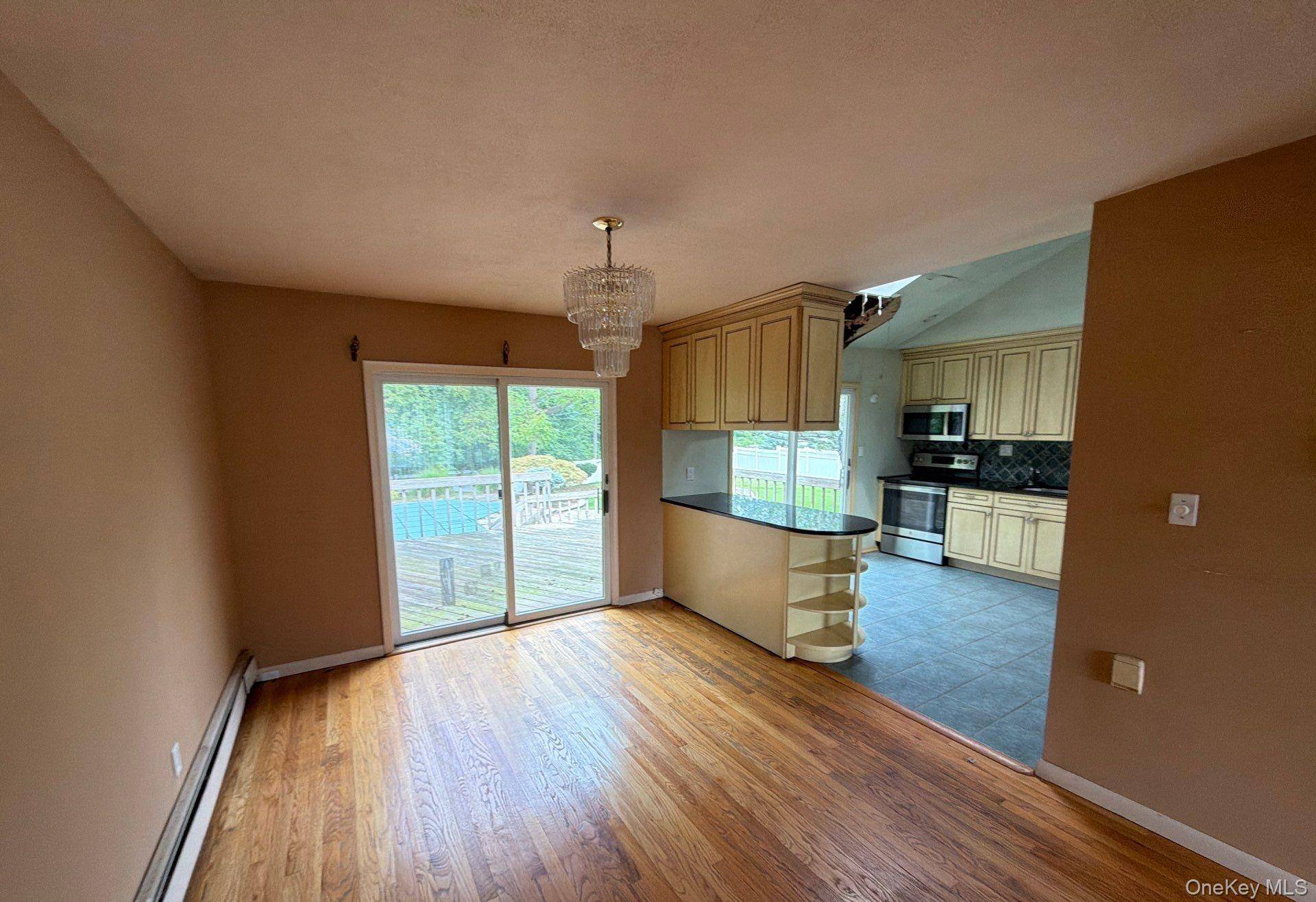 35 Eagle LN, Farmingdale, NY 11735