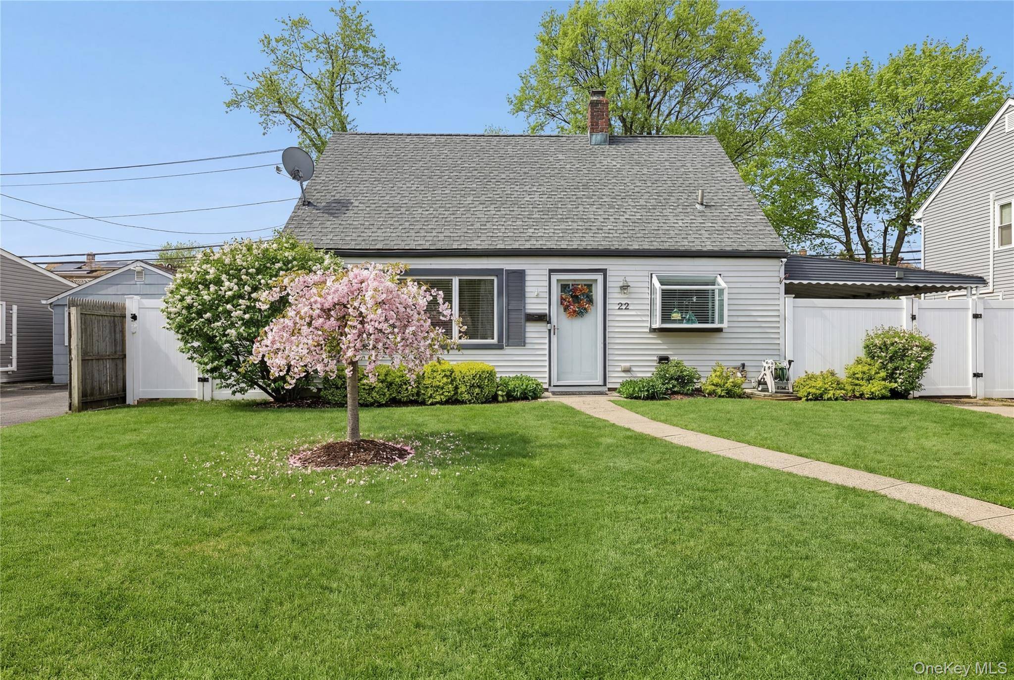 22 Shelter LN, Levittown, NY 11756