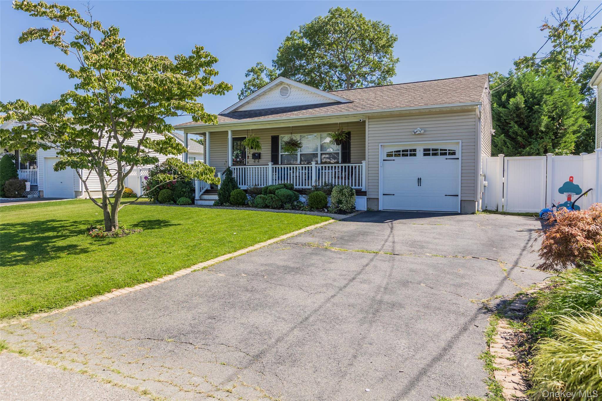332 Myrtle AVE, West Islip, NY 11795