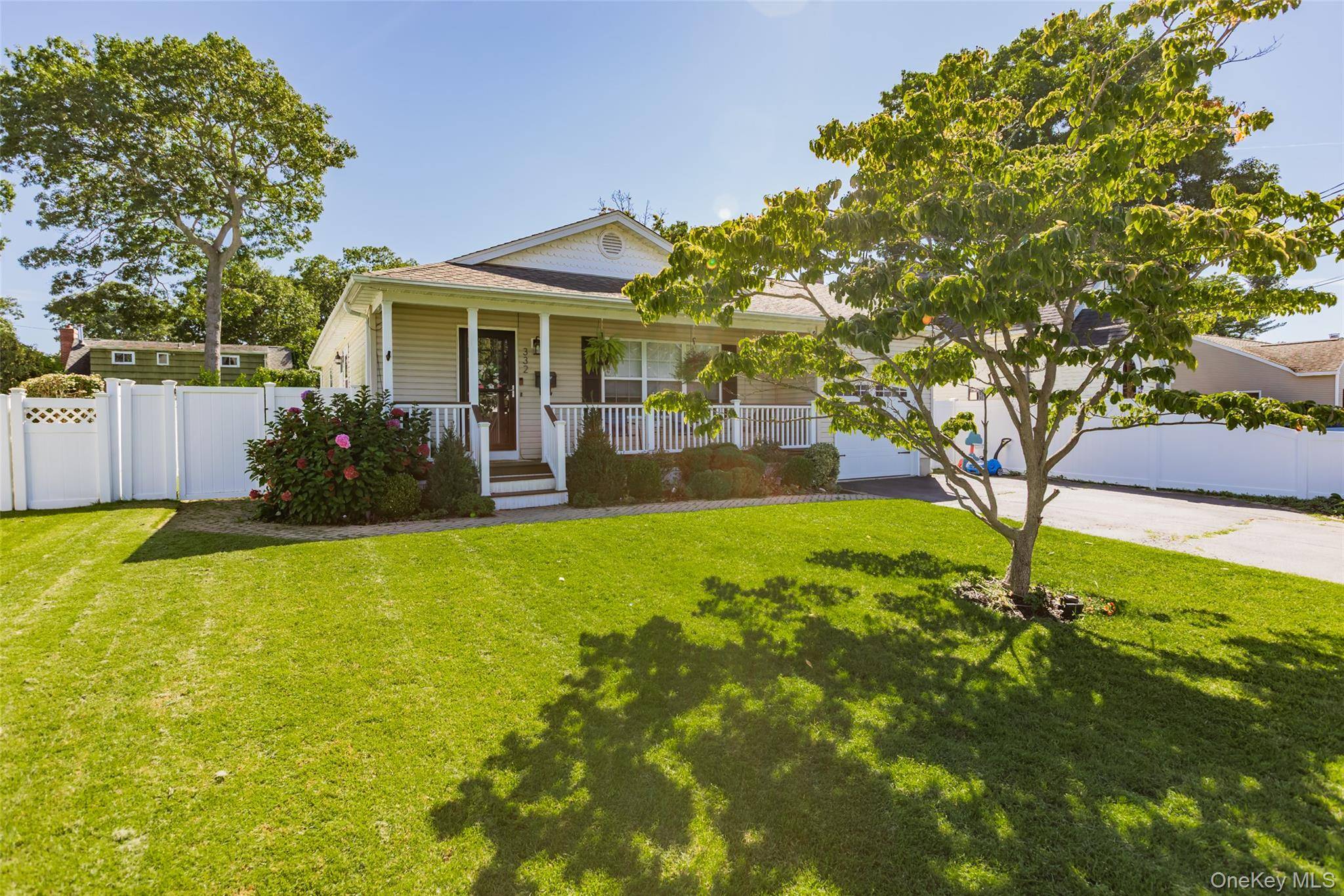 332 Myrtle AVE, West Islip, NY 11795