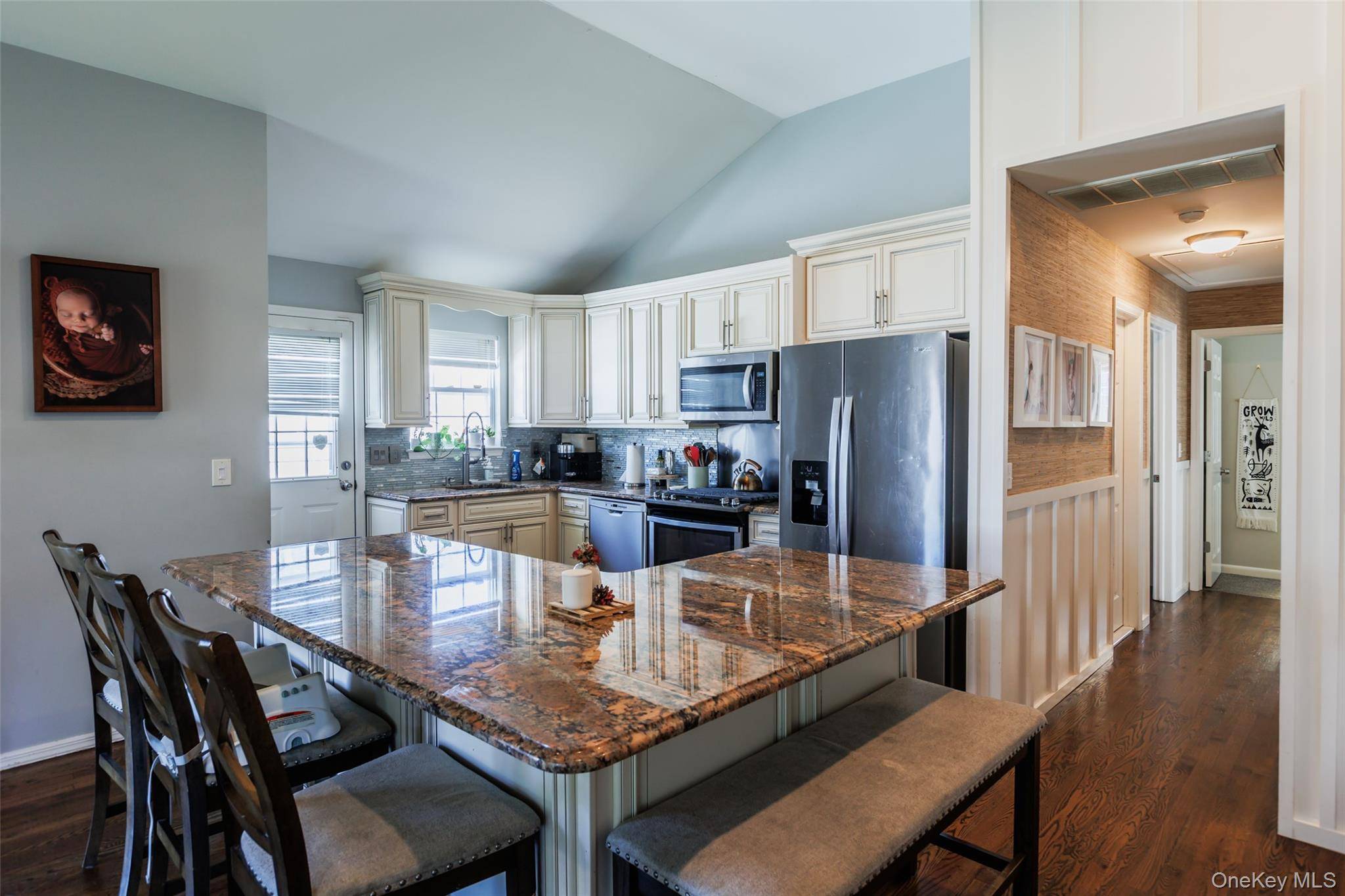 332 Myrtle AVE, West Islip, NY 11795