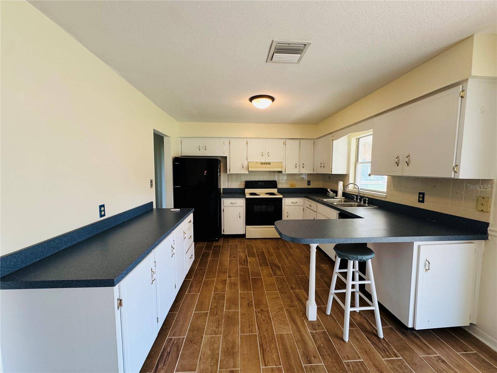 28100 LOIS DR, Tavares, FL 32778
