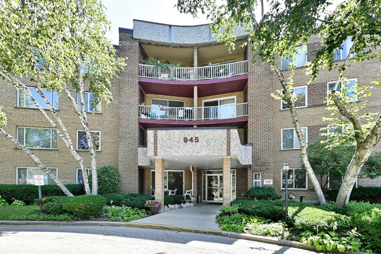 945 E Kenilworth AVE #325, Palatine, IL 60074