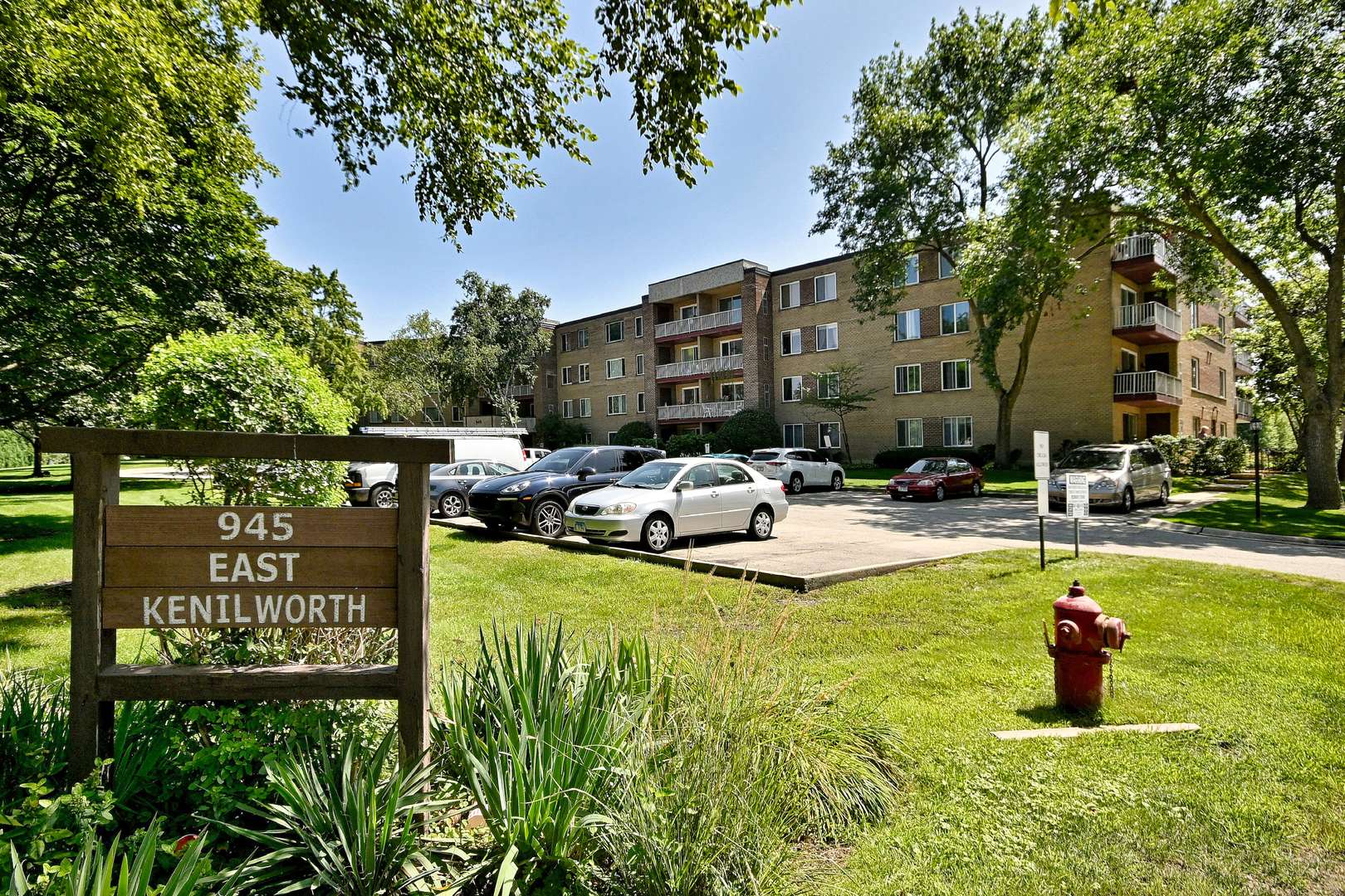 945 E Kenilworth AVE #325, Palatine, IL 60074