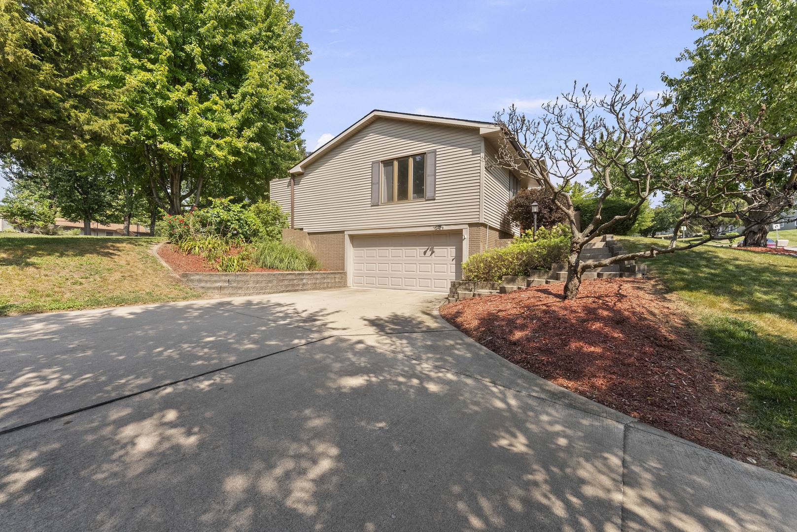 1714 Winding Hill RD, Davenport, IA 52807