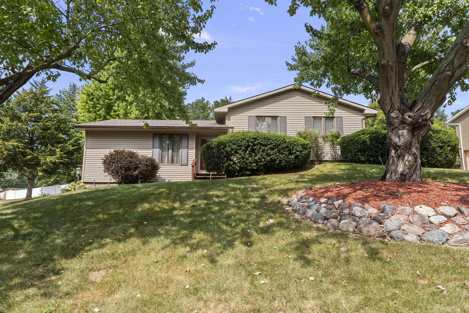 1714 Winding Hill RD, Davenport, IA 52807