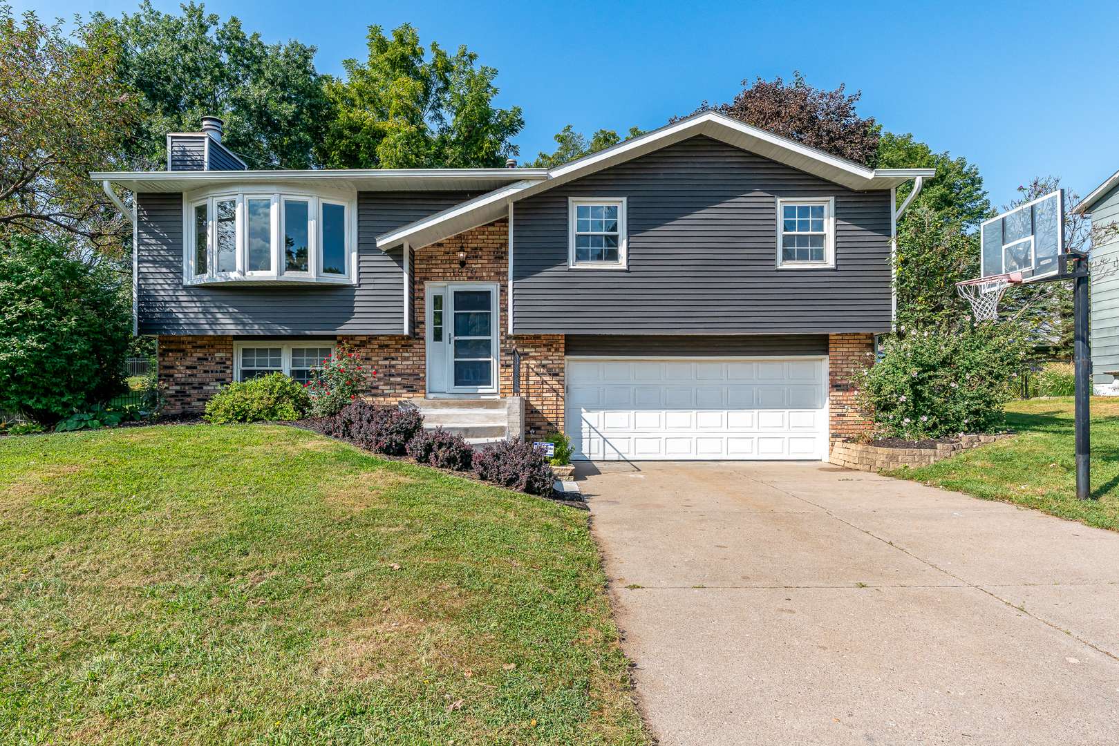 1970 Hollow View DR, Bettendorf, IA 52722