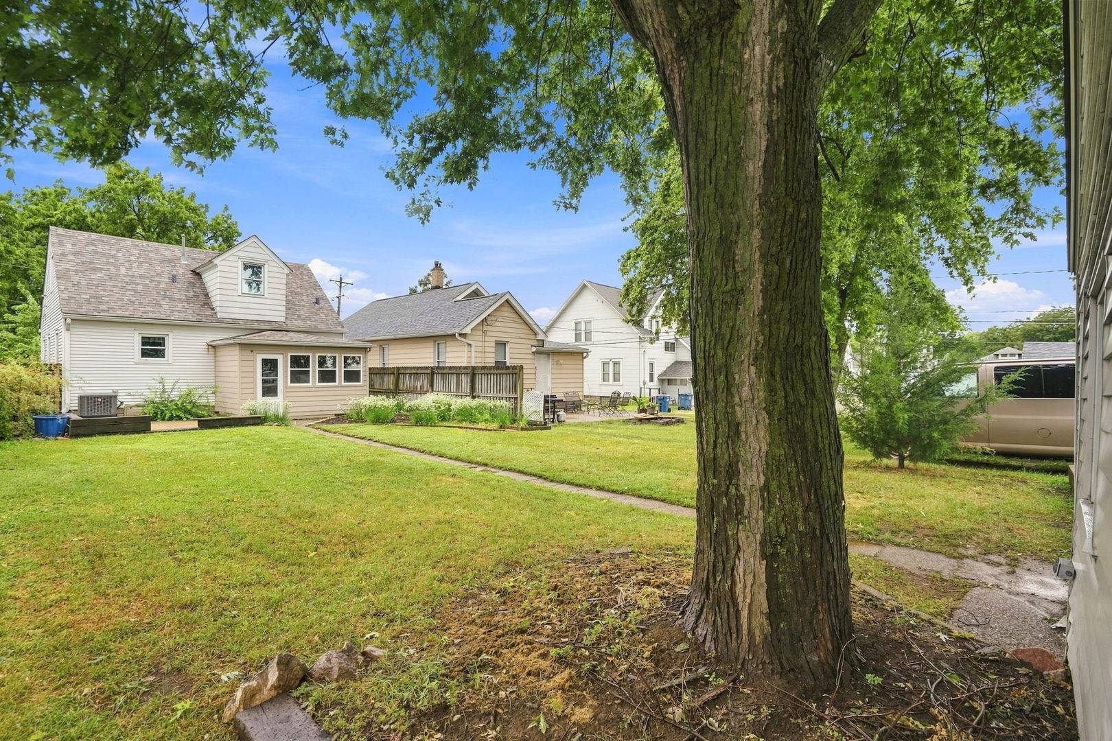 913 3rd AVE, Silvis, IL 61282
